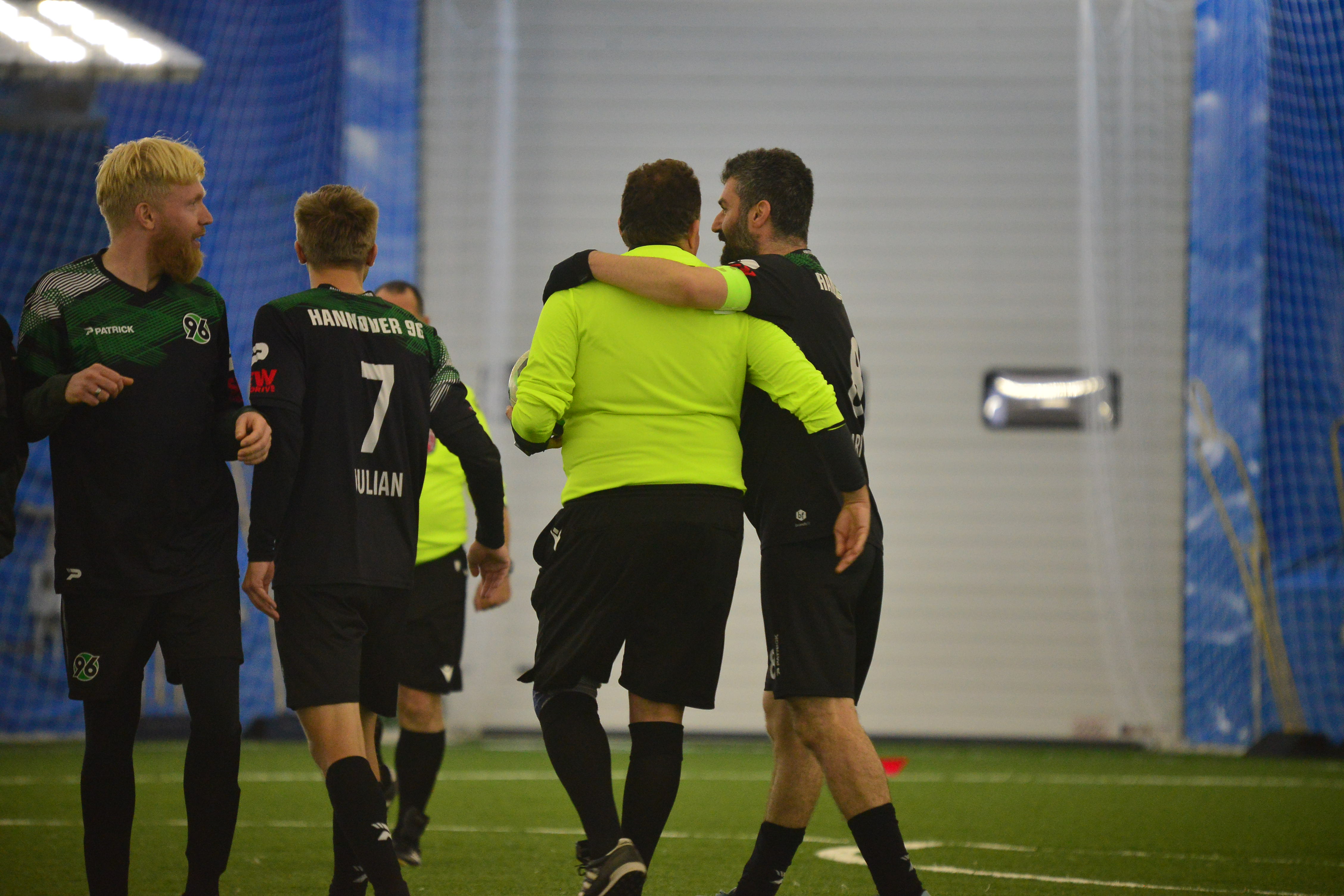 Ein 96-Spieler umarmt den Schiedsrichter.