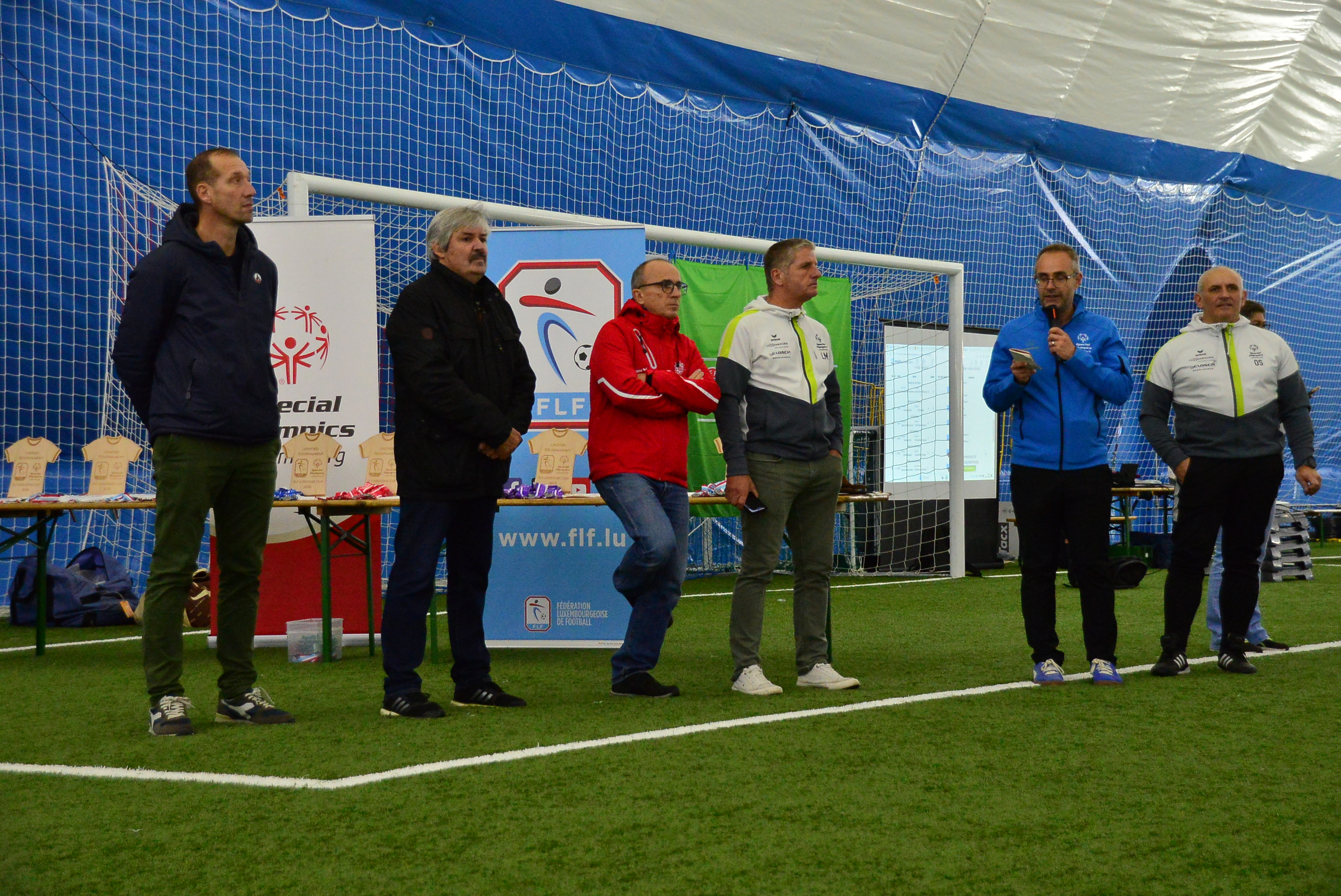 Sechs Personen stehen auf dem Rasen.