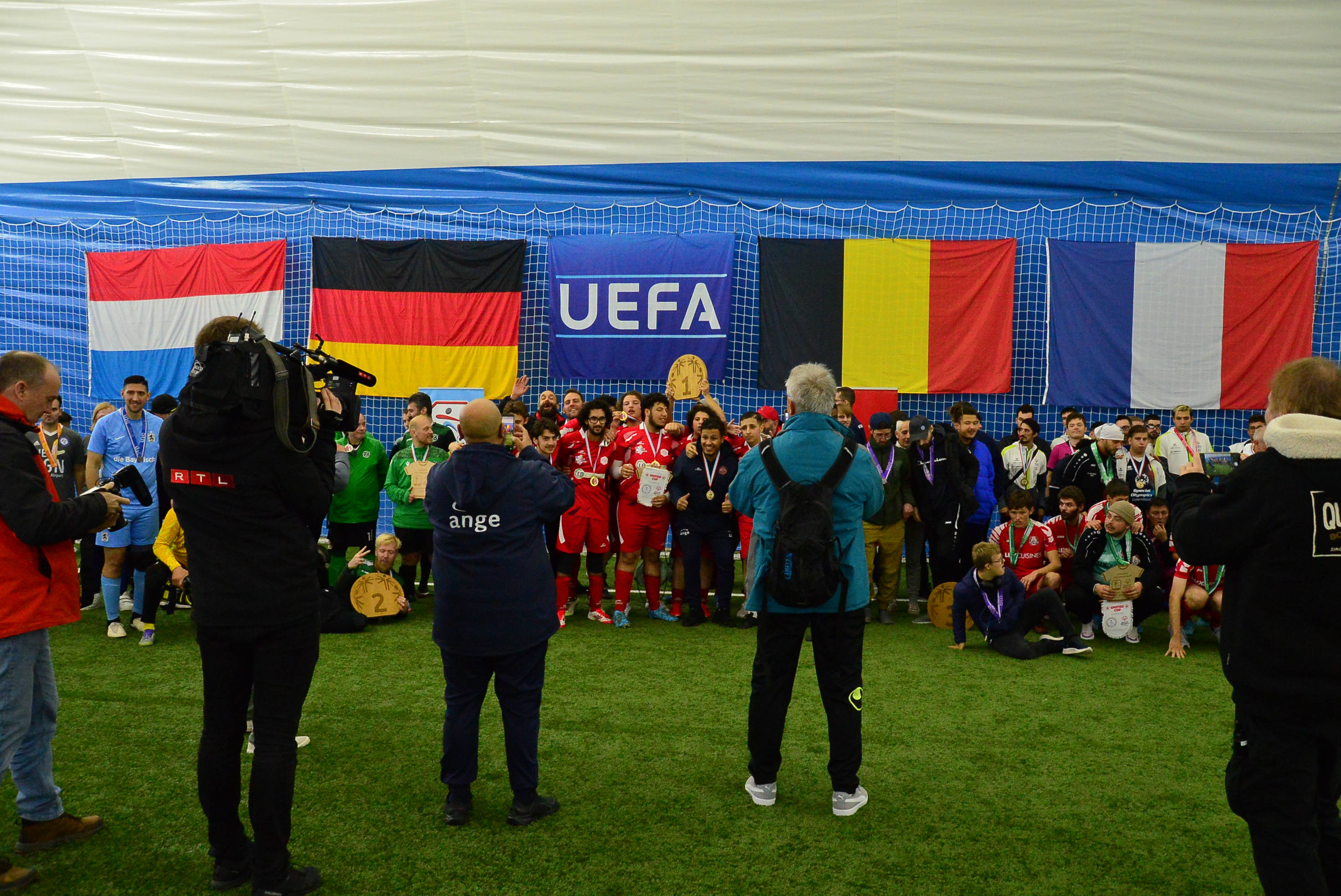 Die Mannschaften sind versammelt und jubeln.