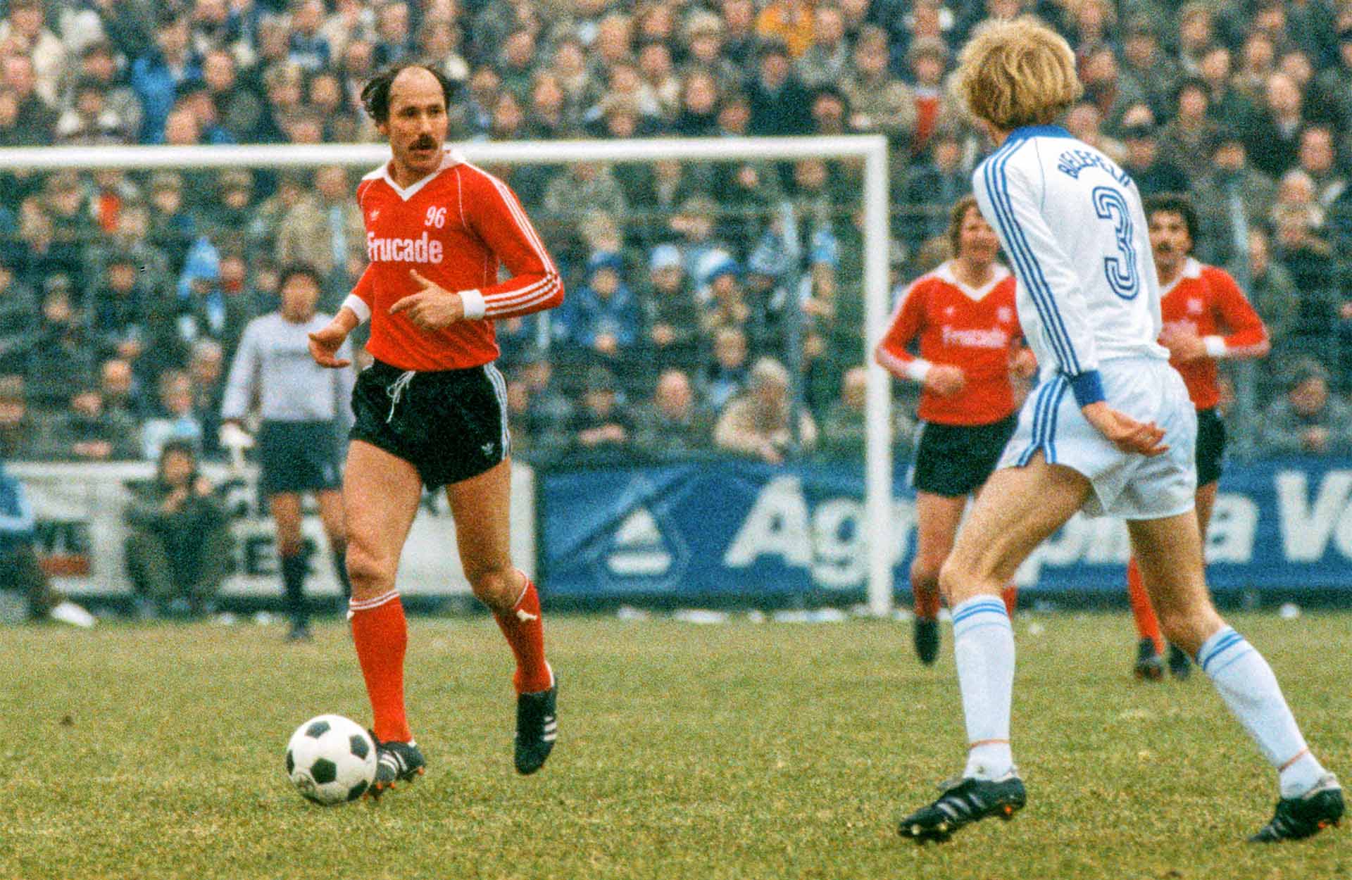 Georg Damjanoff im Ball an einem Spiel.
