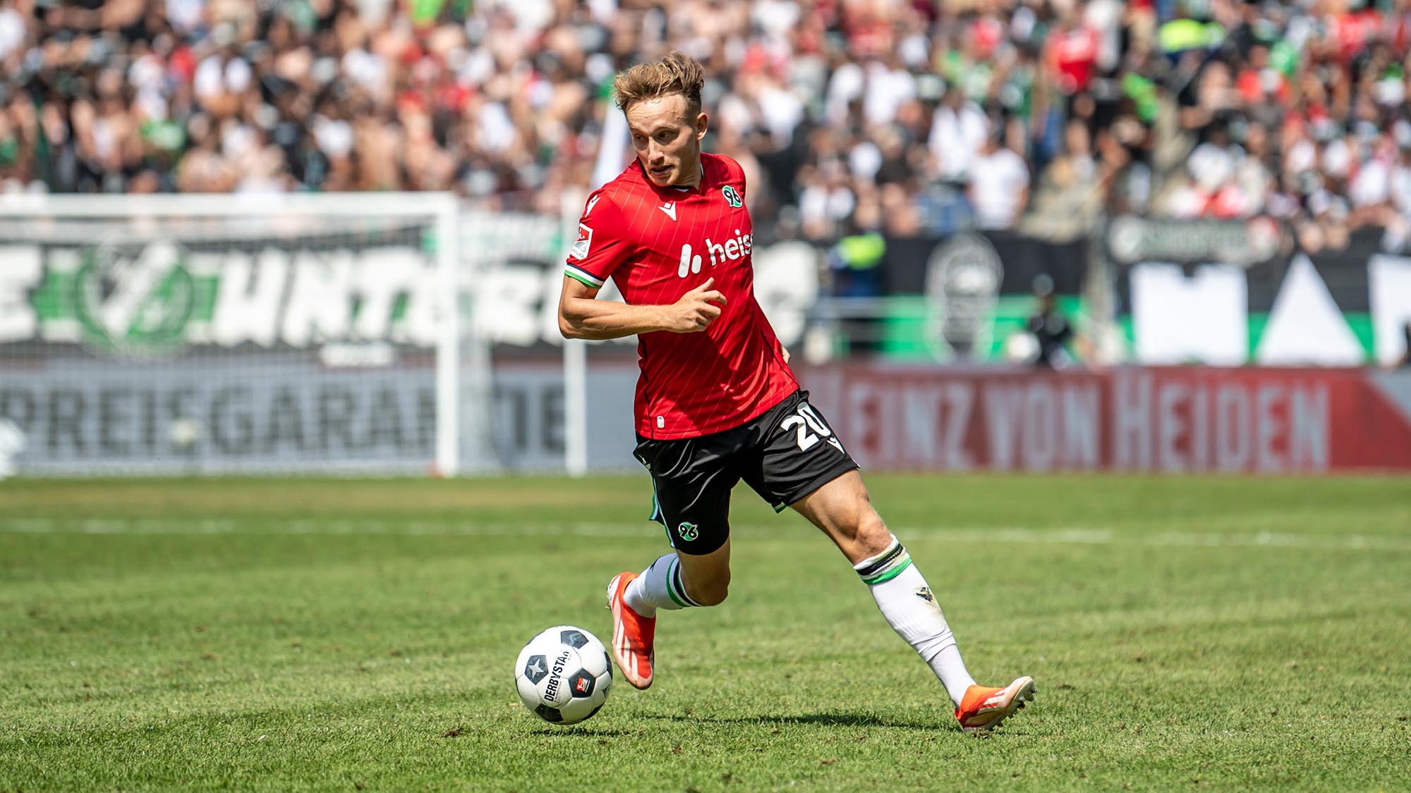 Jannik Dehm im 96-Trikot mit dem Ball am Fuß.