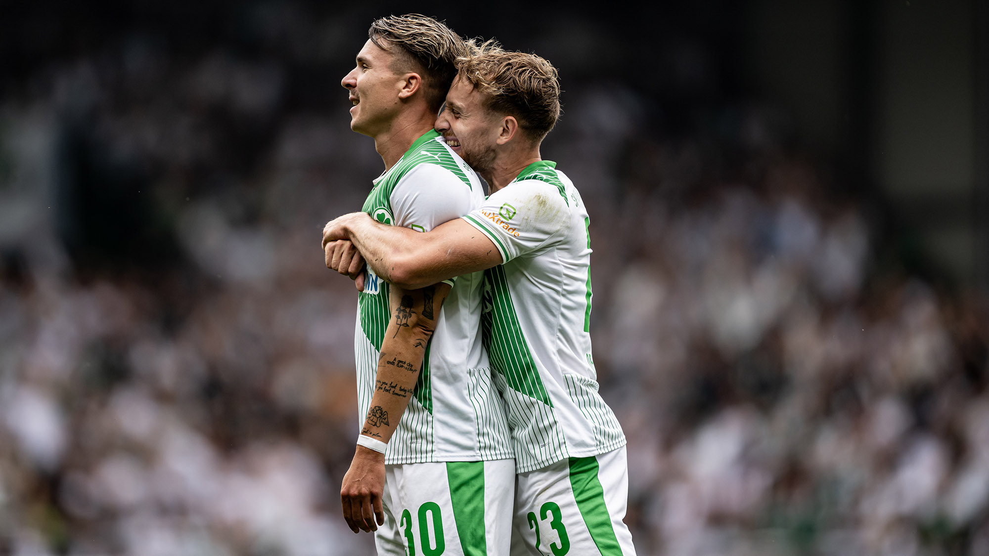 Jannik Dehm (Rechts) umarmt Felix Klaus.