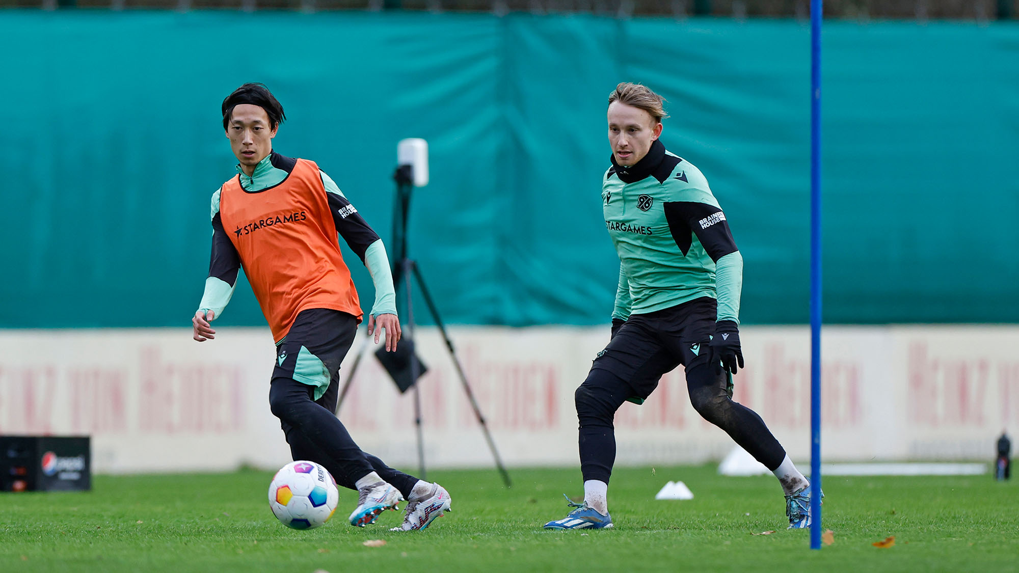 Sei Muroya (links) im Zweikampf mit Dehm.