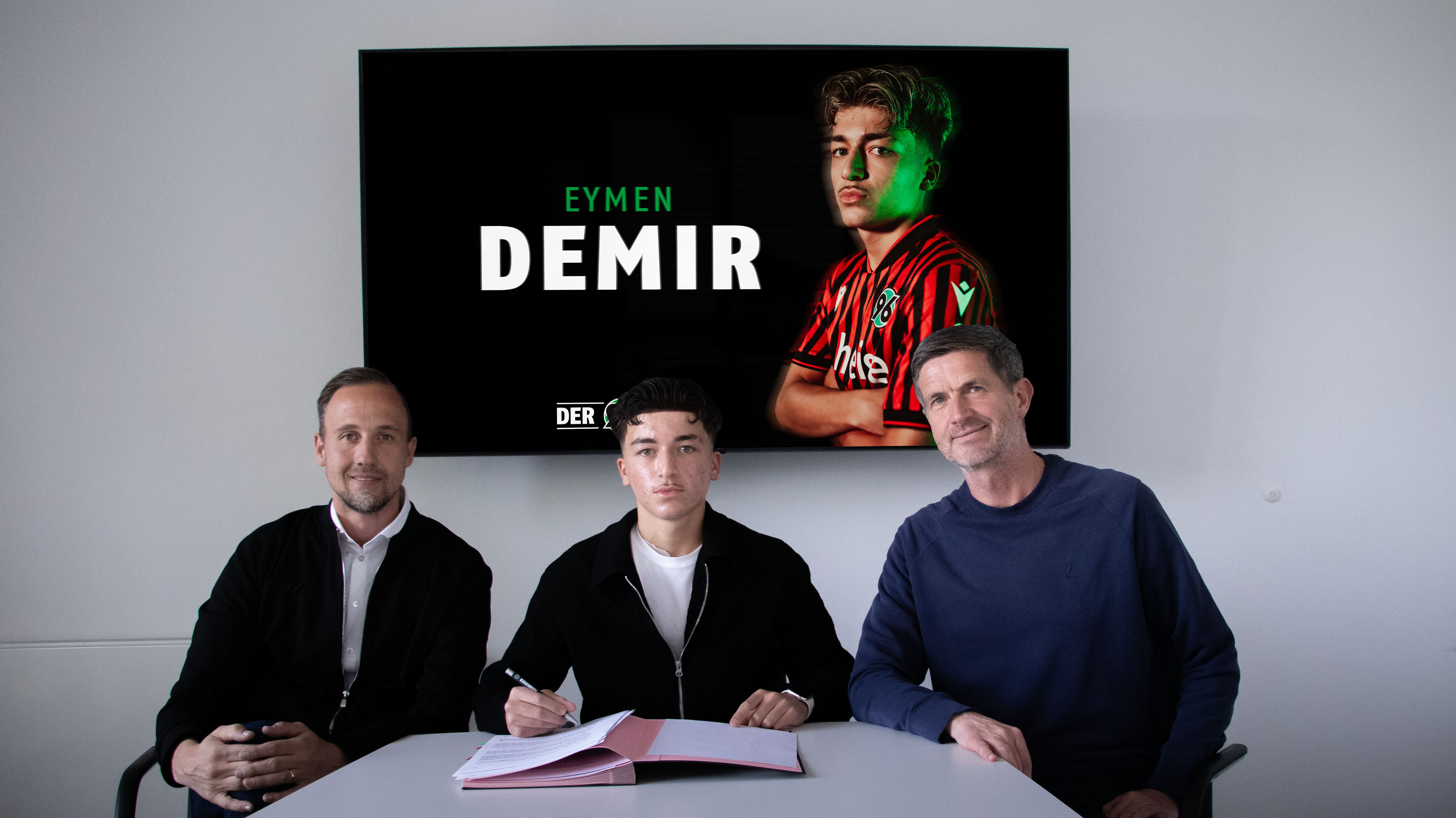 Eymen Demir mit 96-Akademieleiter Julian Battmer und 96-Sportdirektor Ralf Becker.