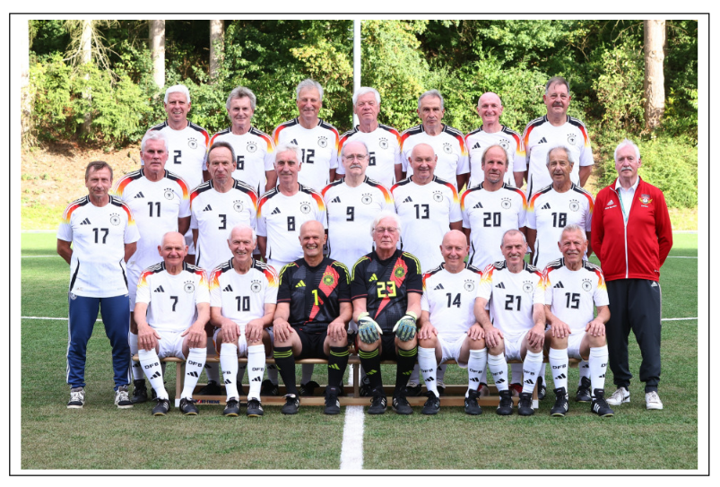 Die Spieler der Ü70 von Deutschland posieren im Trikot für ein Mannschaftsfoto.