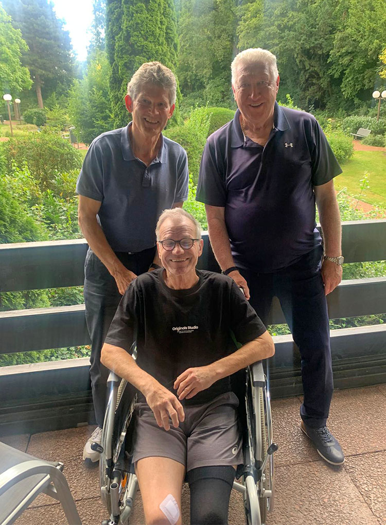 Bernd Dierßen im Rollstuhl, dahinter stehen Bastian Hellberg und Dieter Schatzschneider.