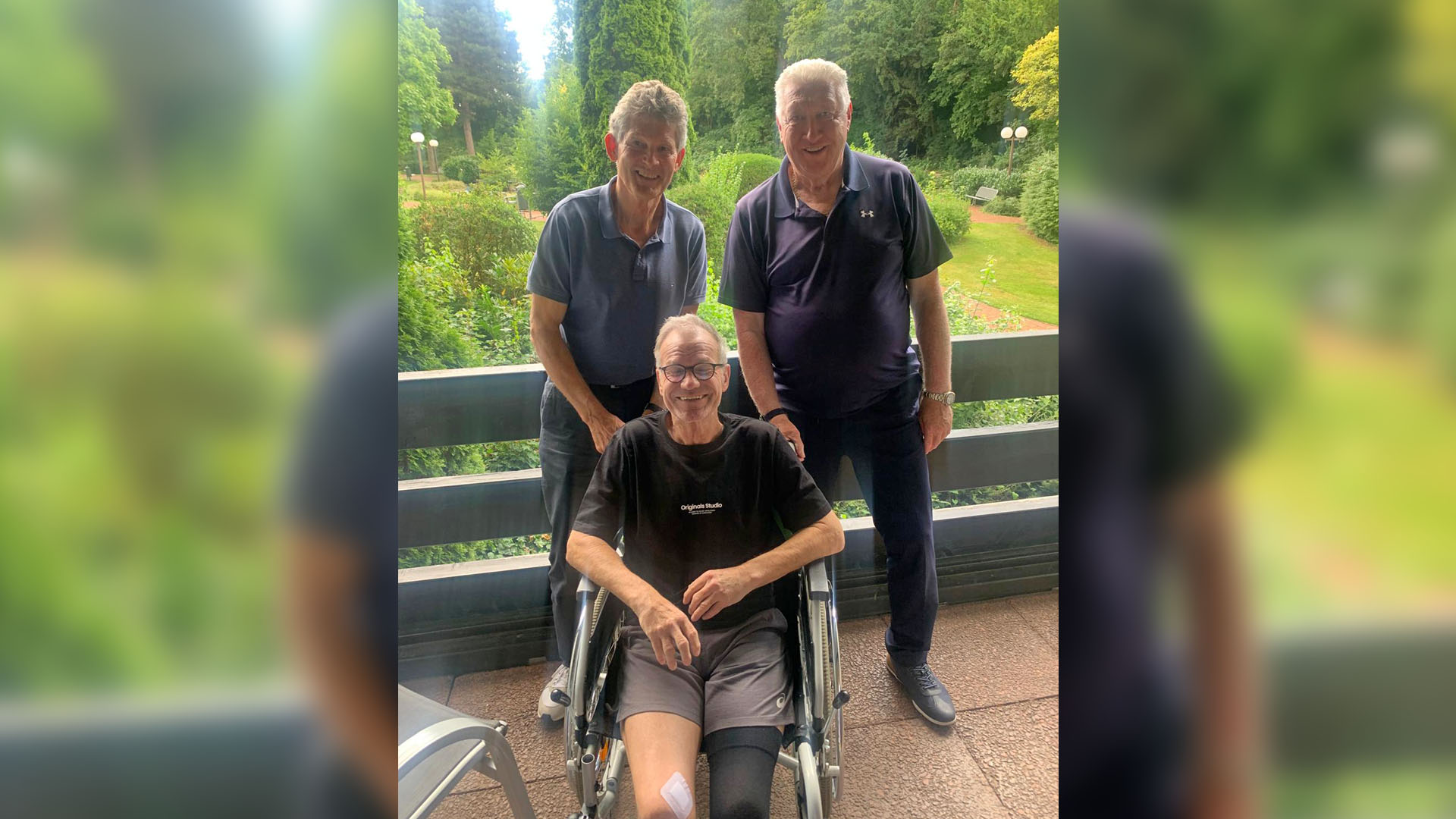 Bernd Dierßen im Rollstuhl, dahinter stehen Bastian Hellberg und Dieter Schatzschneider.