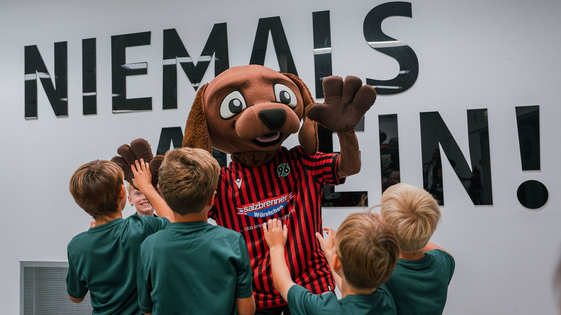 EDDI klatscht mit Kinder von EDDIs Rudel ab.