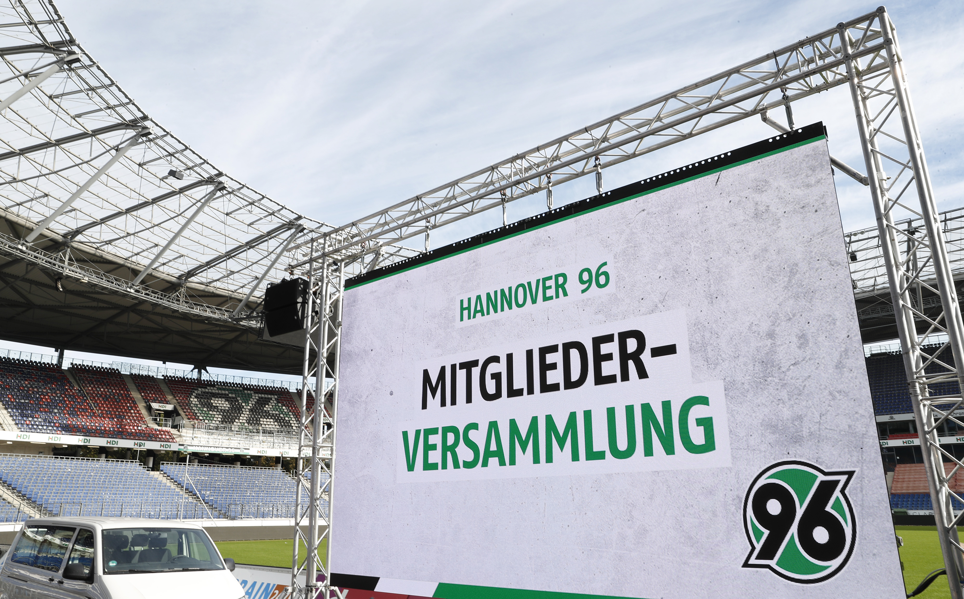 Ein Plakat, auf dem Mitgliederversammlung steht.