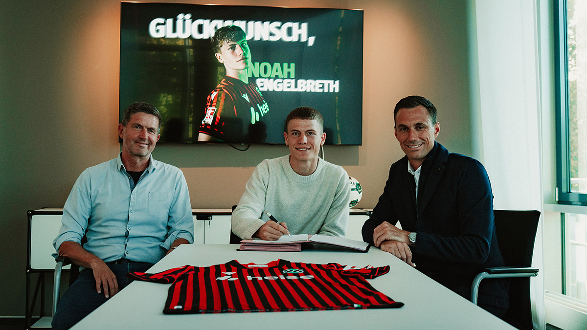 Noah Engelbreth unterschreibt seinen Vertrag im Beisein von Sportdirektor Ralf Becker (links) und Geschäftsführer Marcus Mann (rechts).
