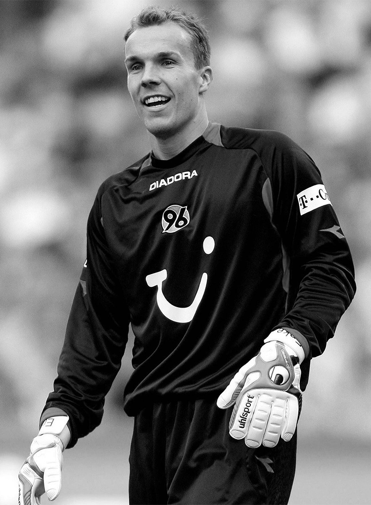 Robert Enke stehend im Torwartrikot und mit Torwarthandschuhen.