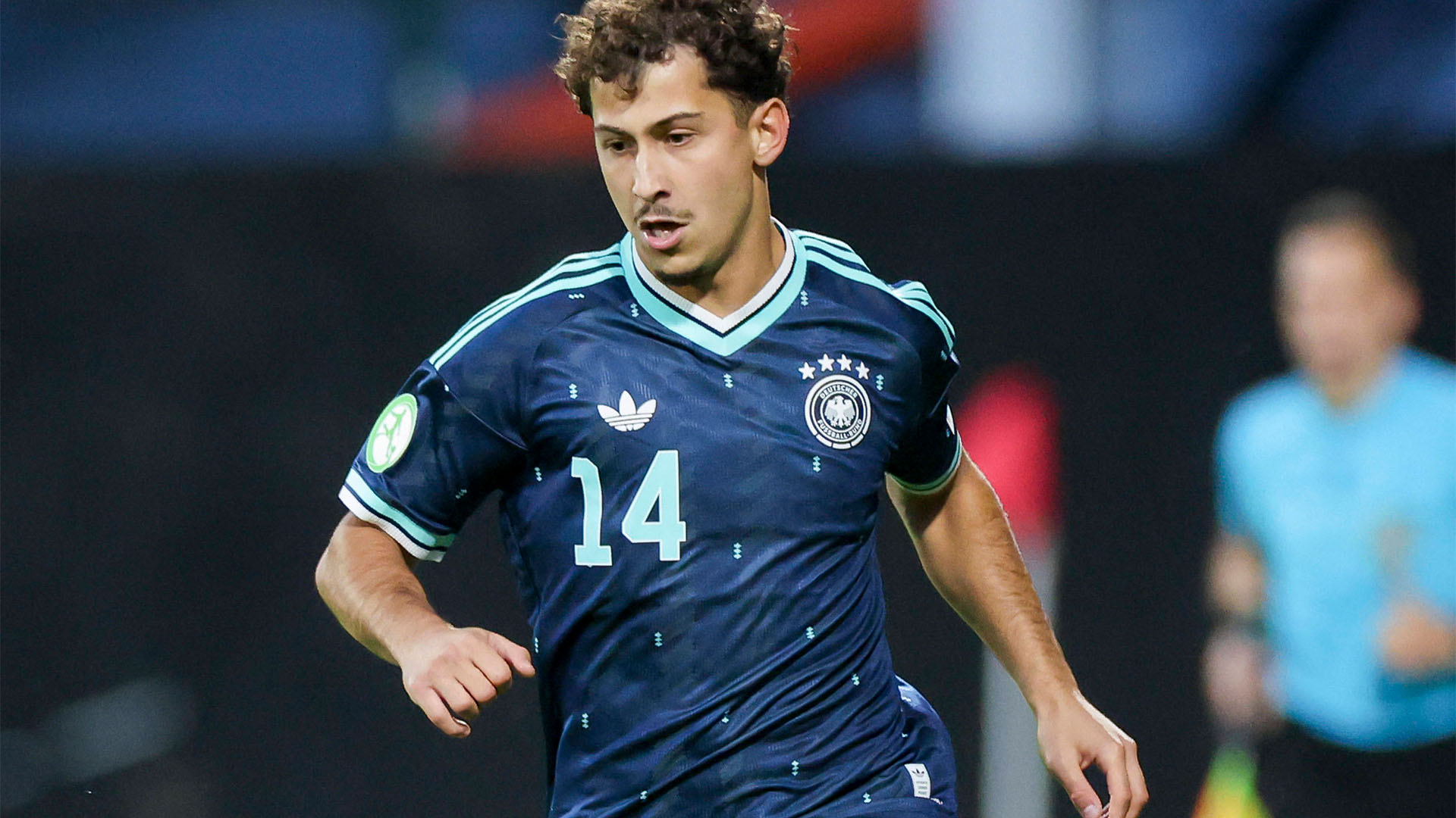 Der neue Spieler Taycan Etcibasi im blauen Deutschland-Dress.