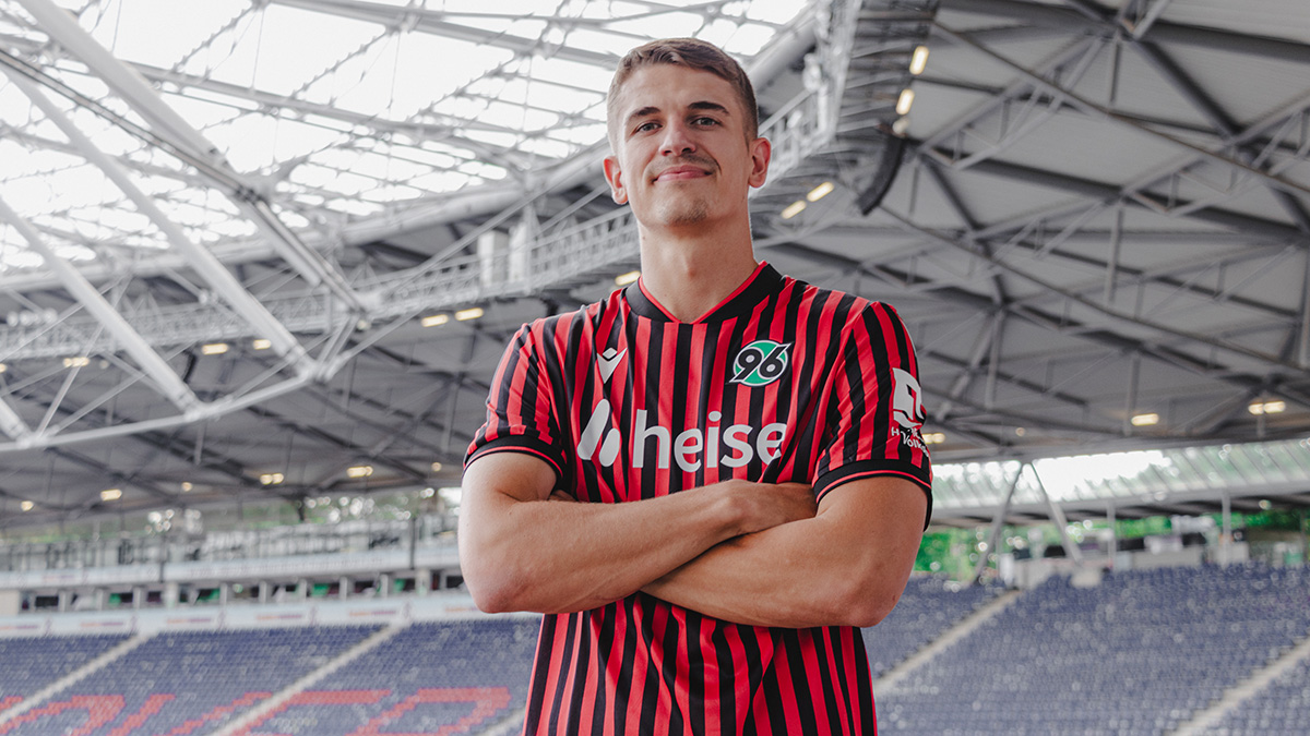 Maik Nawrocki ist im 96-Heimtrikot vor der Westtribüne zu sehen.