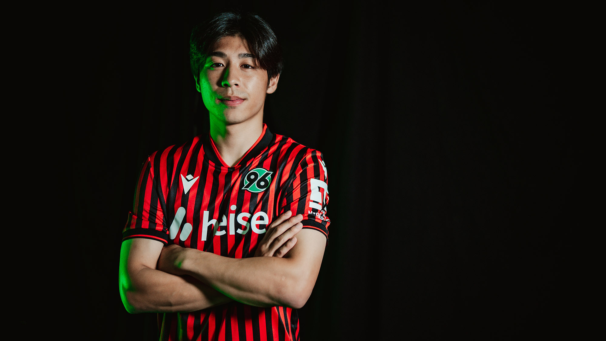 Daisuke Yokota mit verschränkten Armen im Heimtrikot.