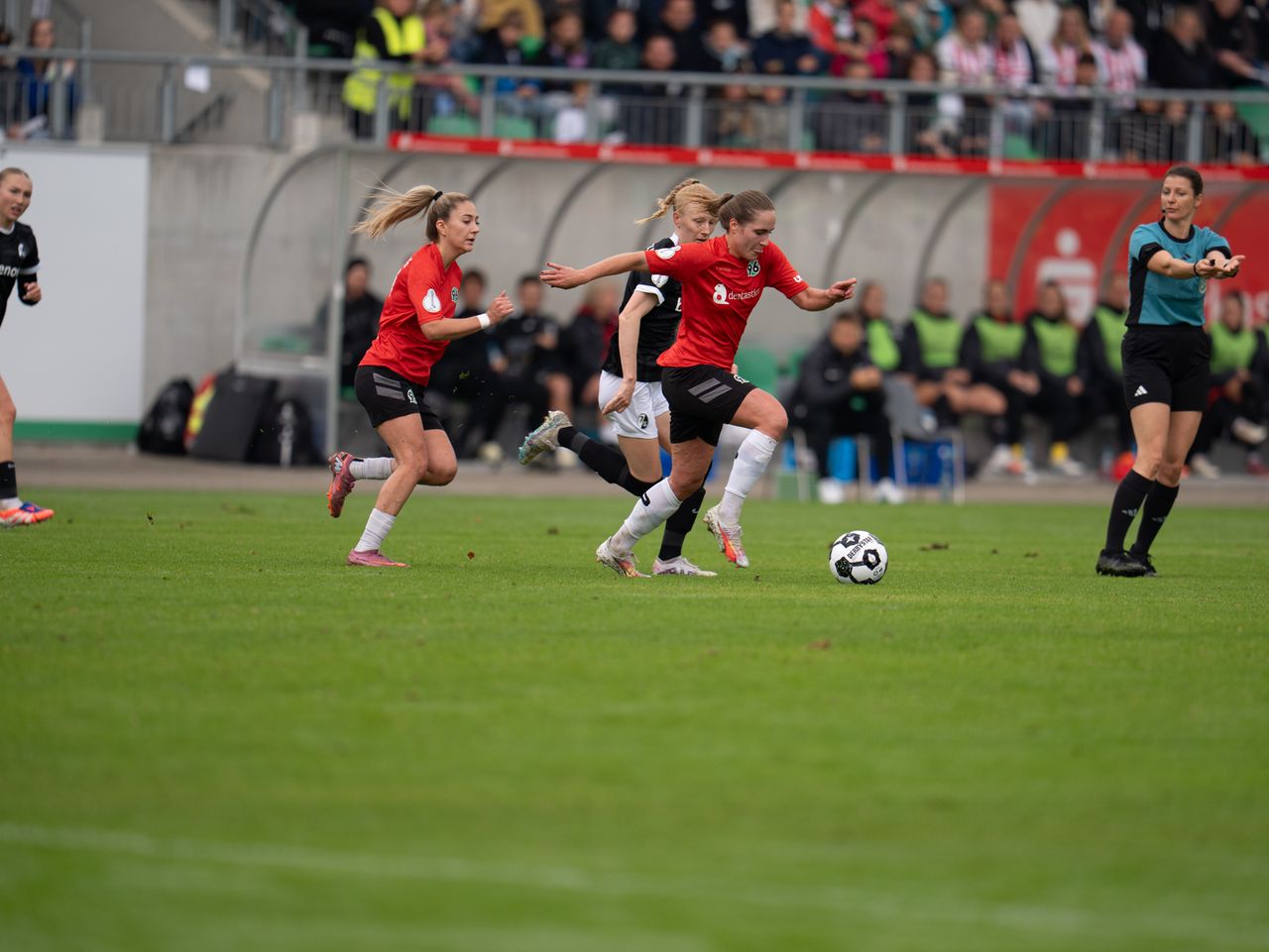 Eine Spielerin läuft mit dem Ball am Fuß.