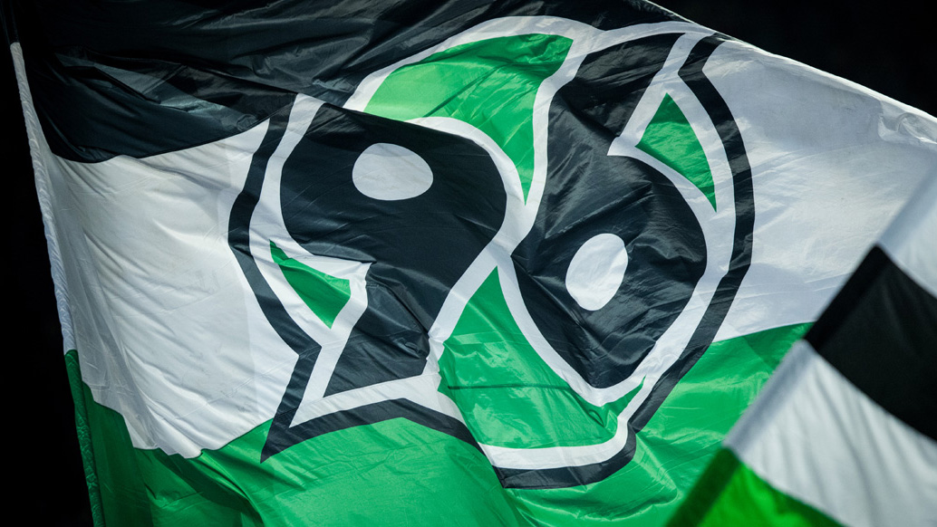 Eine wehende 96-Fahne.