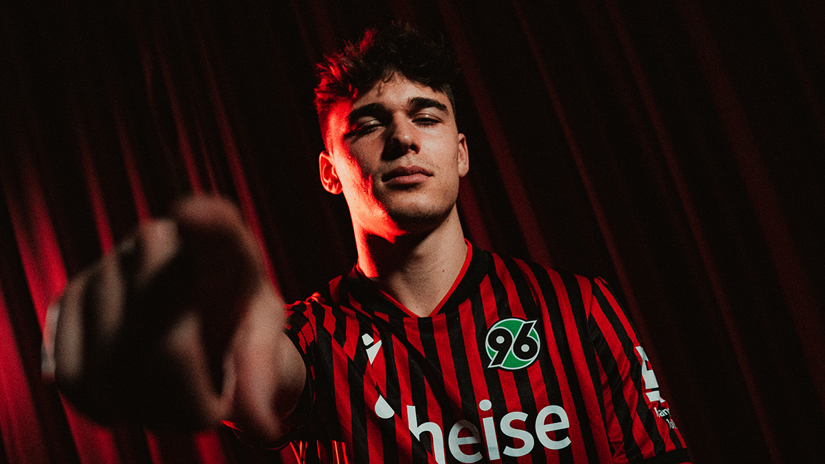 Noah Weißhaupt lacht im Trikot in die Kamera.