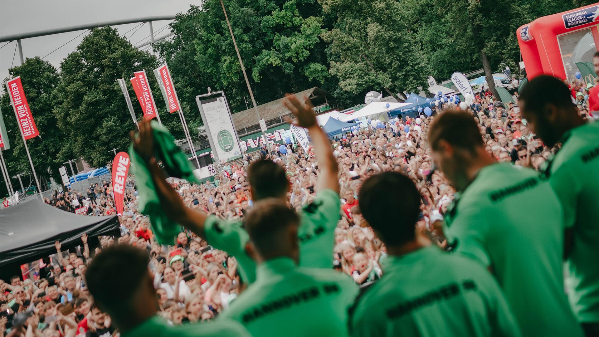 Die Fans jubeln der Mannschaft auf der Bühne zu.