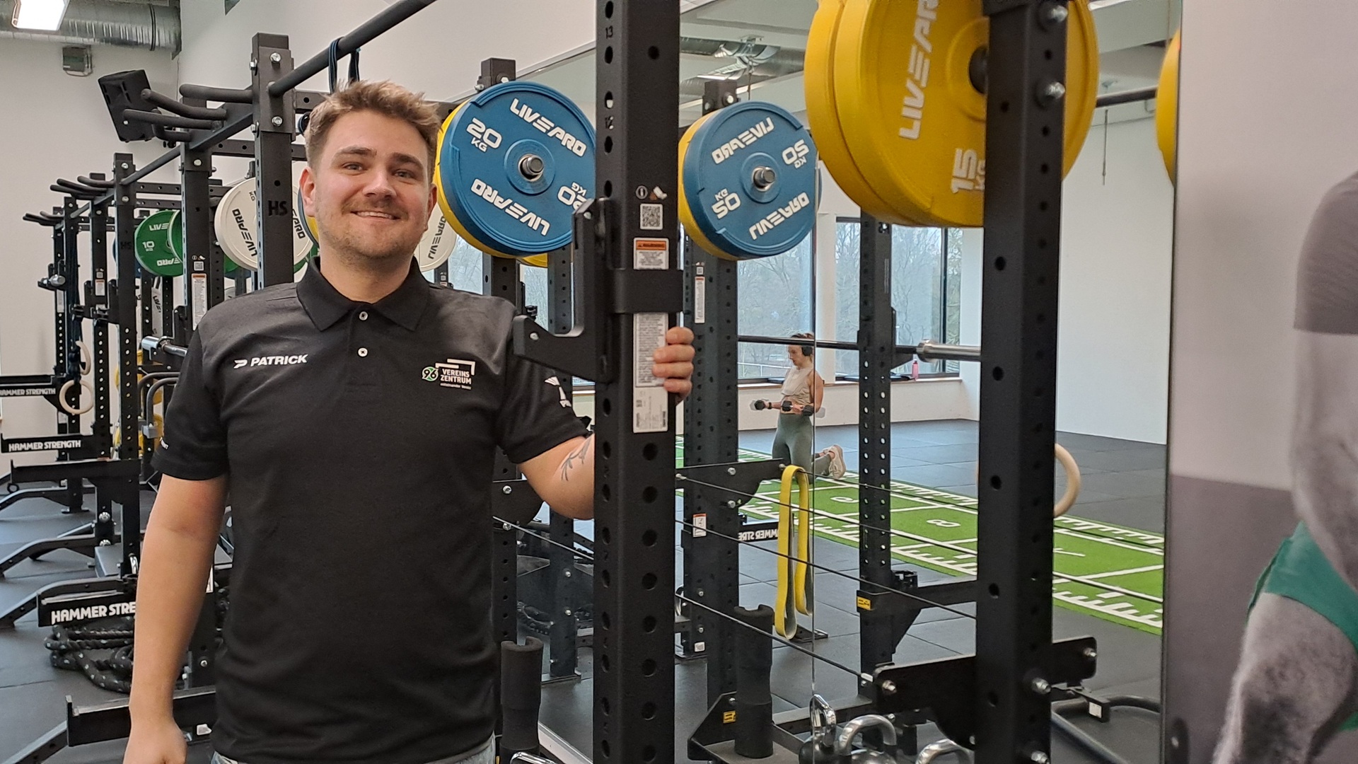 Maurice Schubert (Teamleiter des Fitness- und Gesundheitsbereichs von Hannover 96) steht im modernisierten Kursraum des Vereinszentrums