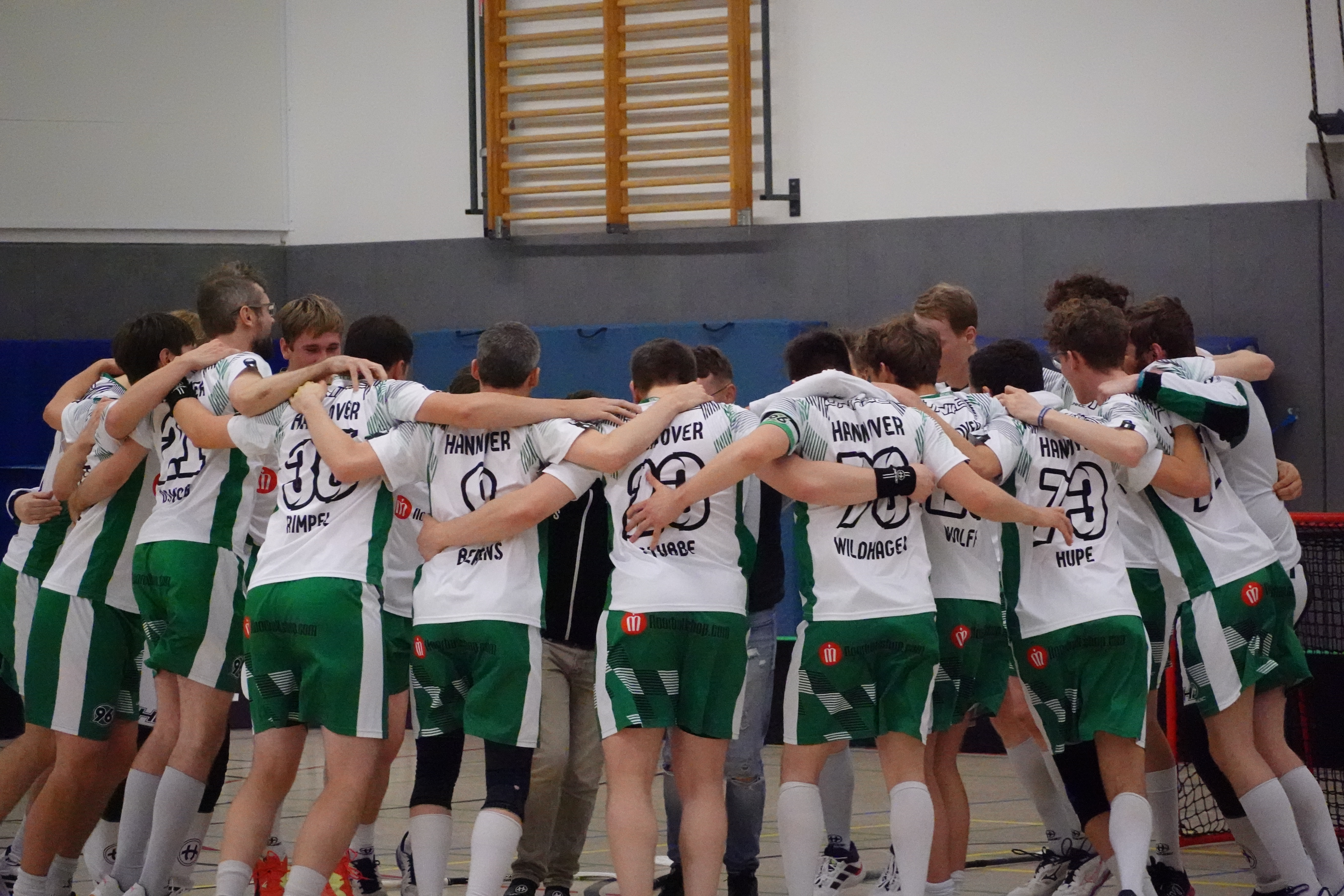 Die Abteilung Floorball steht im Kreis und Jubeln dem Jahr 2026 entgegen.