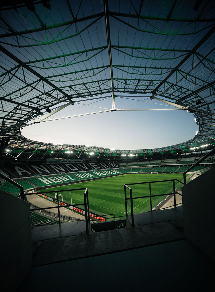 Blick ins leere 96-Stadion, in dem das Flutlicht strahlt.
