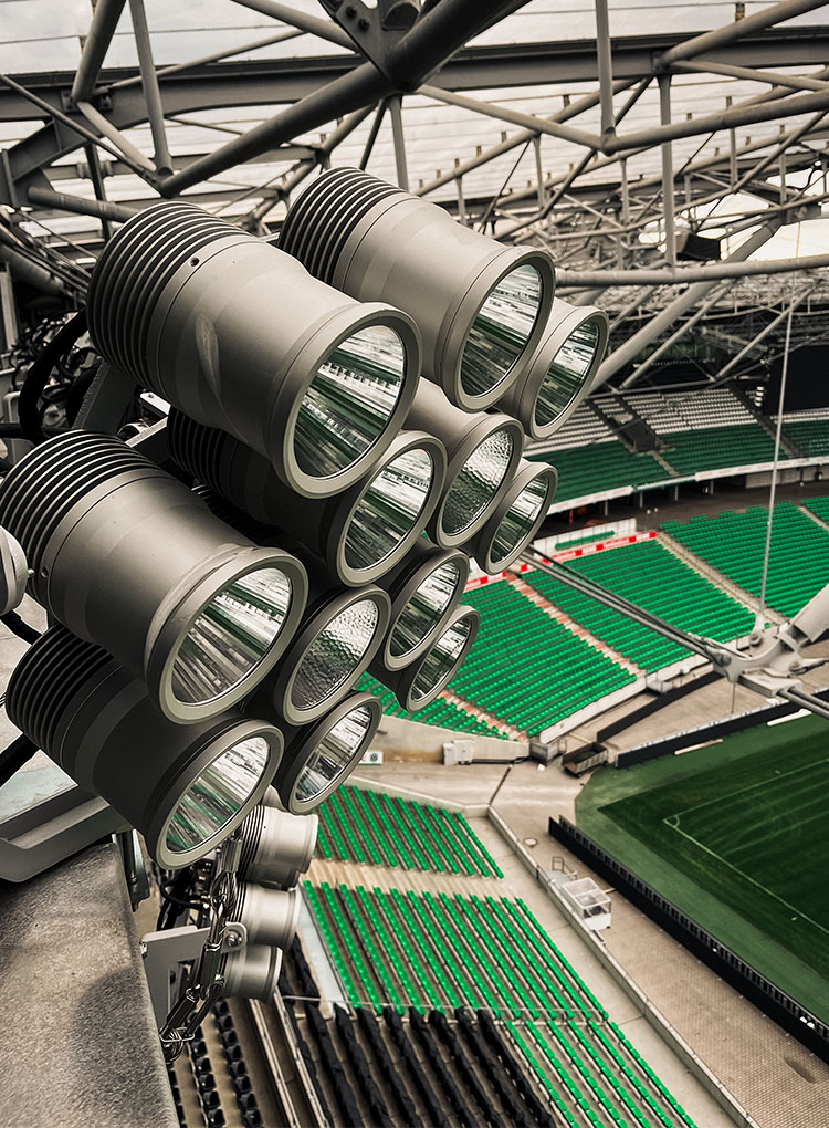 Nahaufnahme der neuen LED-Lichter mit dem leeren Stadion darunter.