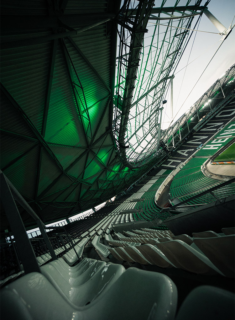 Die grünen Lichter strahlen unter dem Stadiondach.