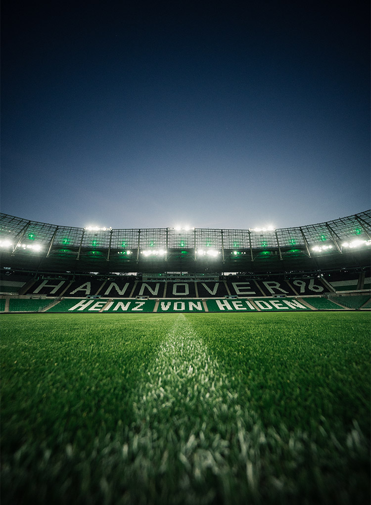 Blick ins leere 96-Stadion, in dem das Flutlicht strahlt.