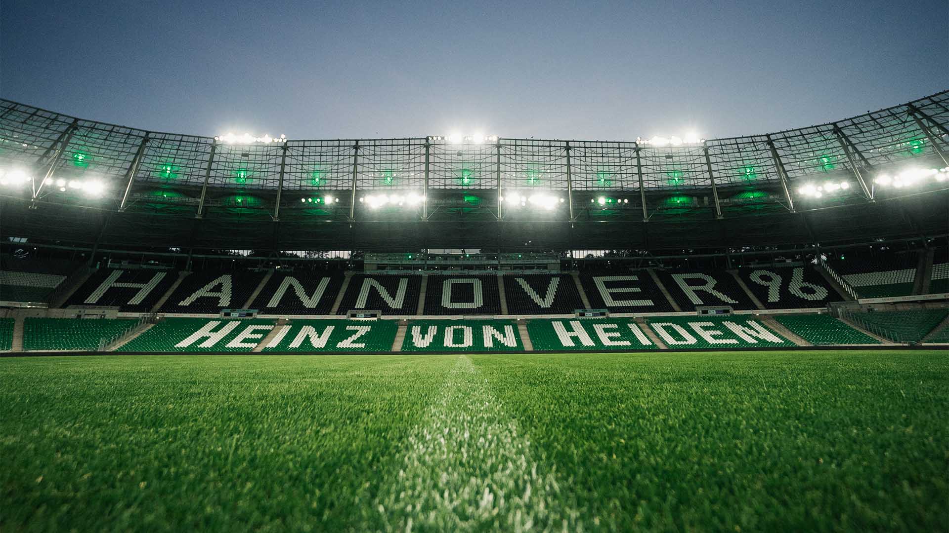 Blick ins leere 96-Stadion, in dem das Flutlicht strahlt.