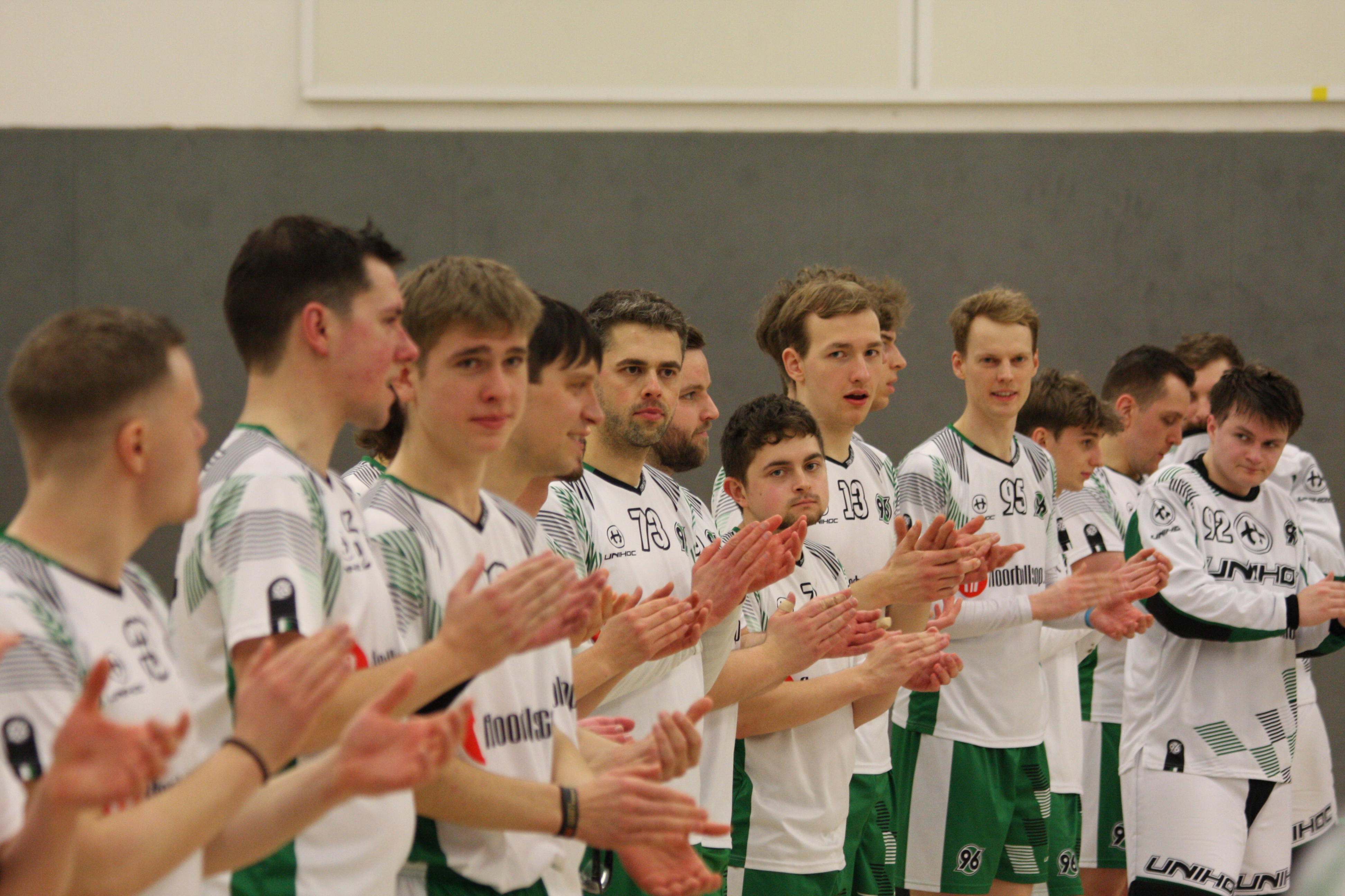 Zu sehen ist die Floorball Mannschaft von Hannover 96