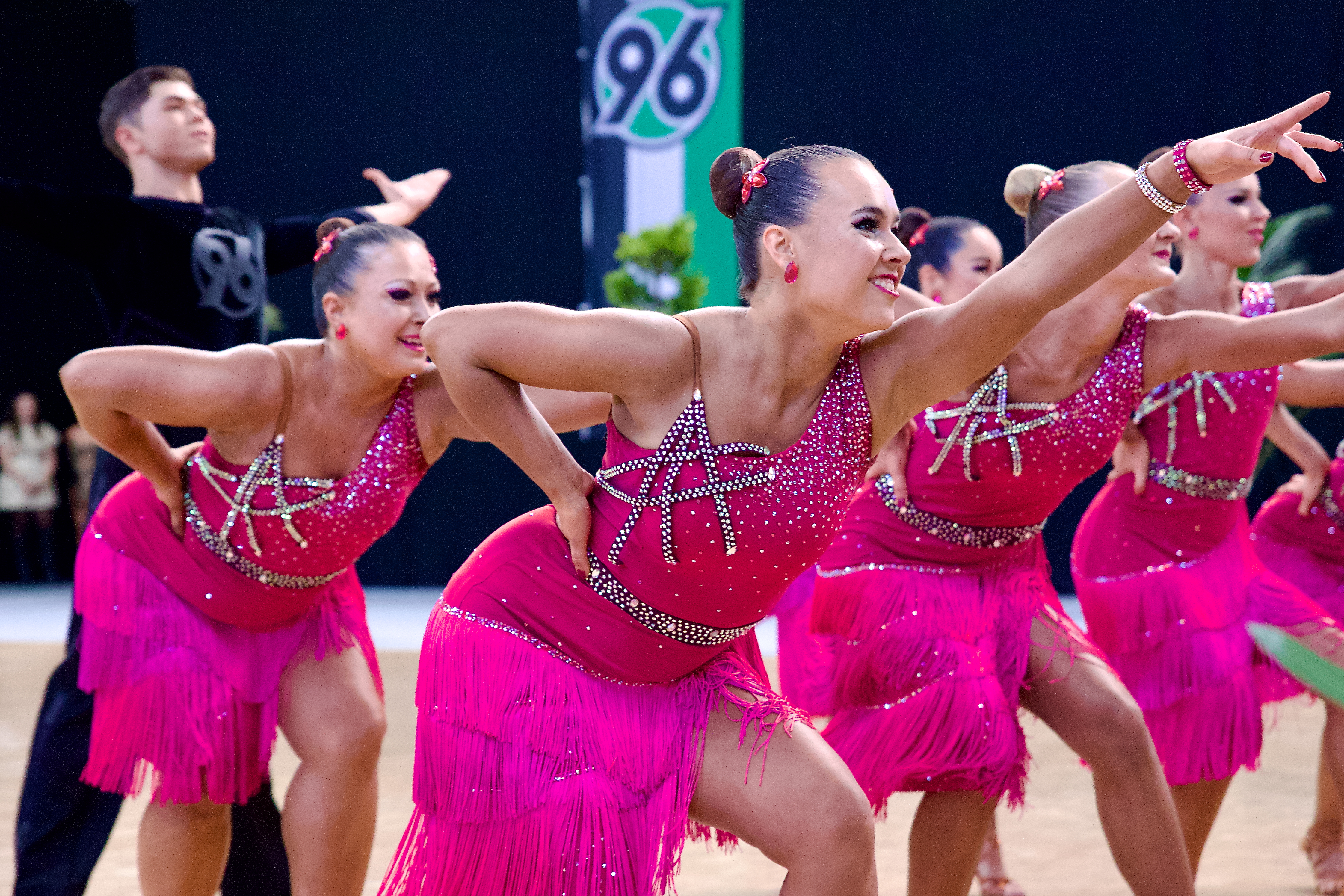 Tänzerinnen in pinker Kleidung bei einer Choreografie.