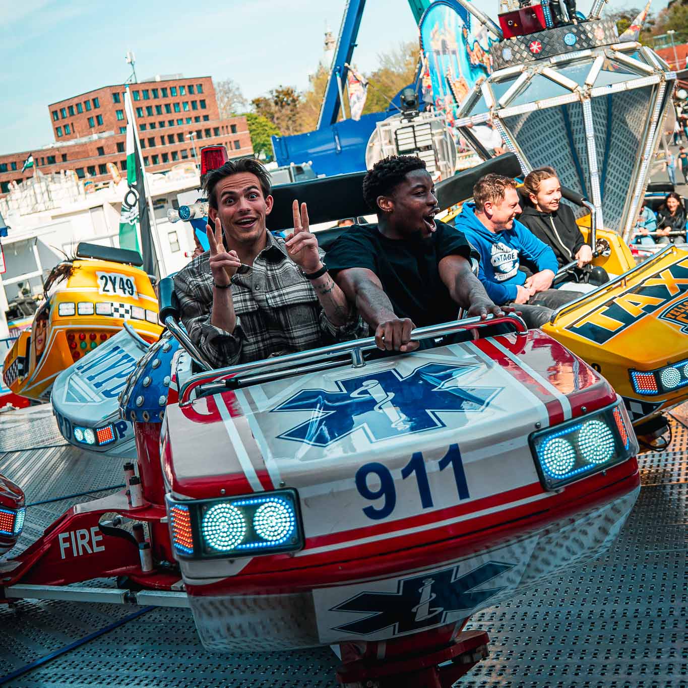 Nahuel Noll und Ime Okon sitzen im Fahrgeschäft und posieren cool.