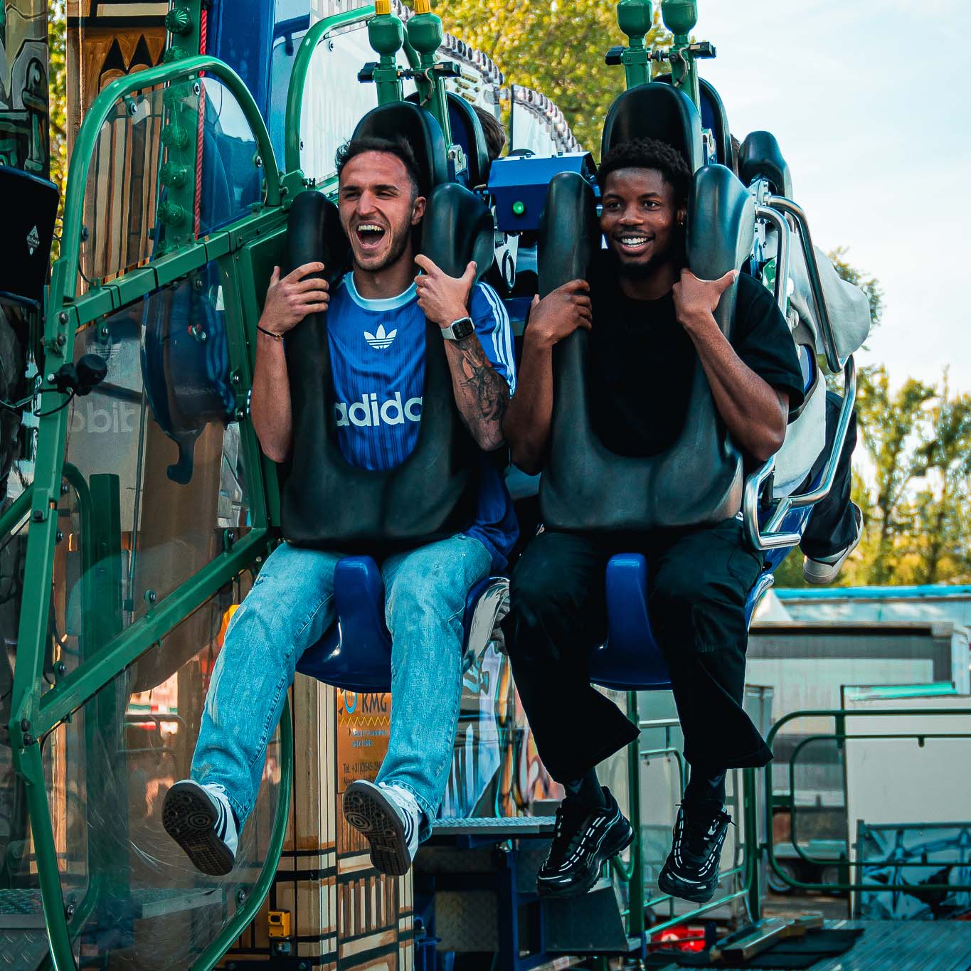 Virgil Ghita und Ime Okon sitzen in der Achterbahn und schreien.