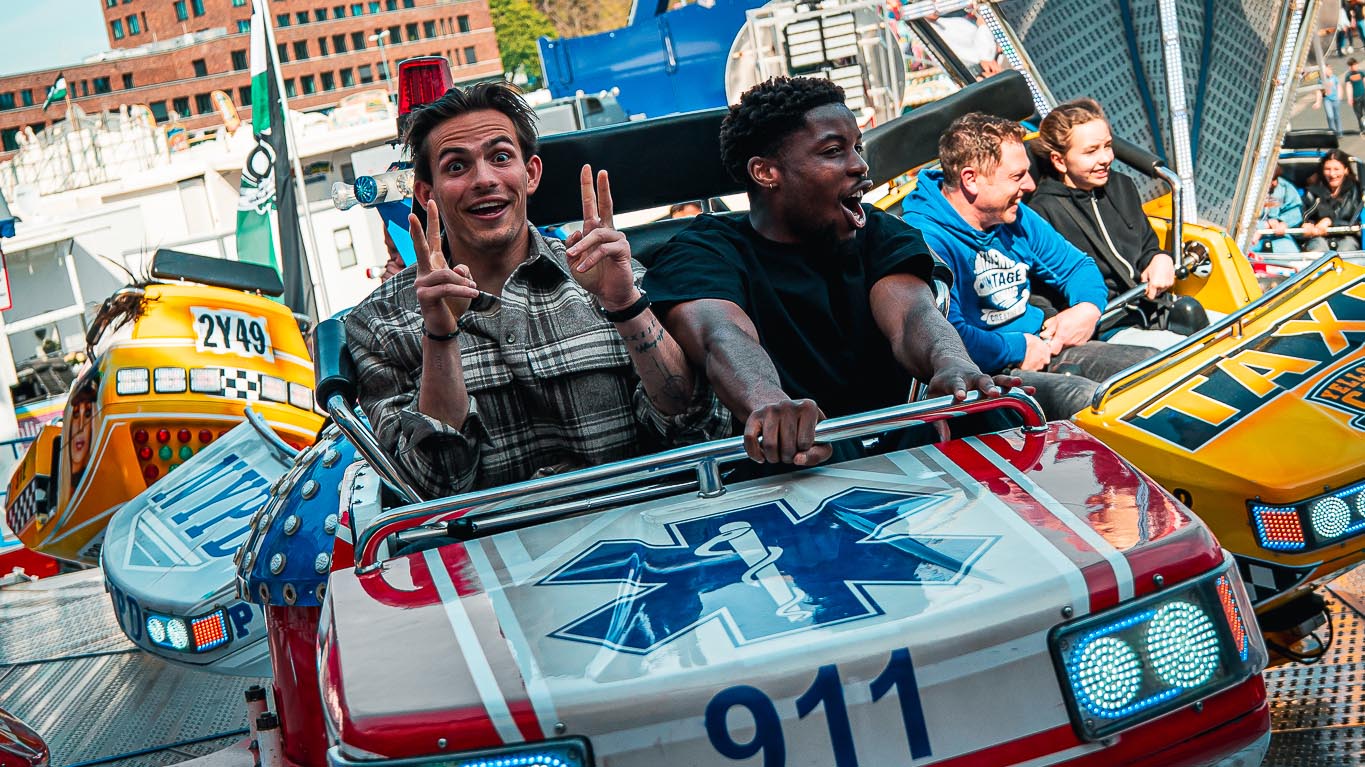 Nahuel Noll und Ime Okon sitzen im Fahrgeschäft und posieren cool.