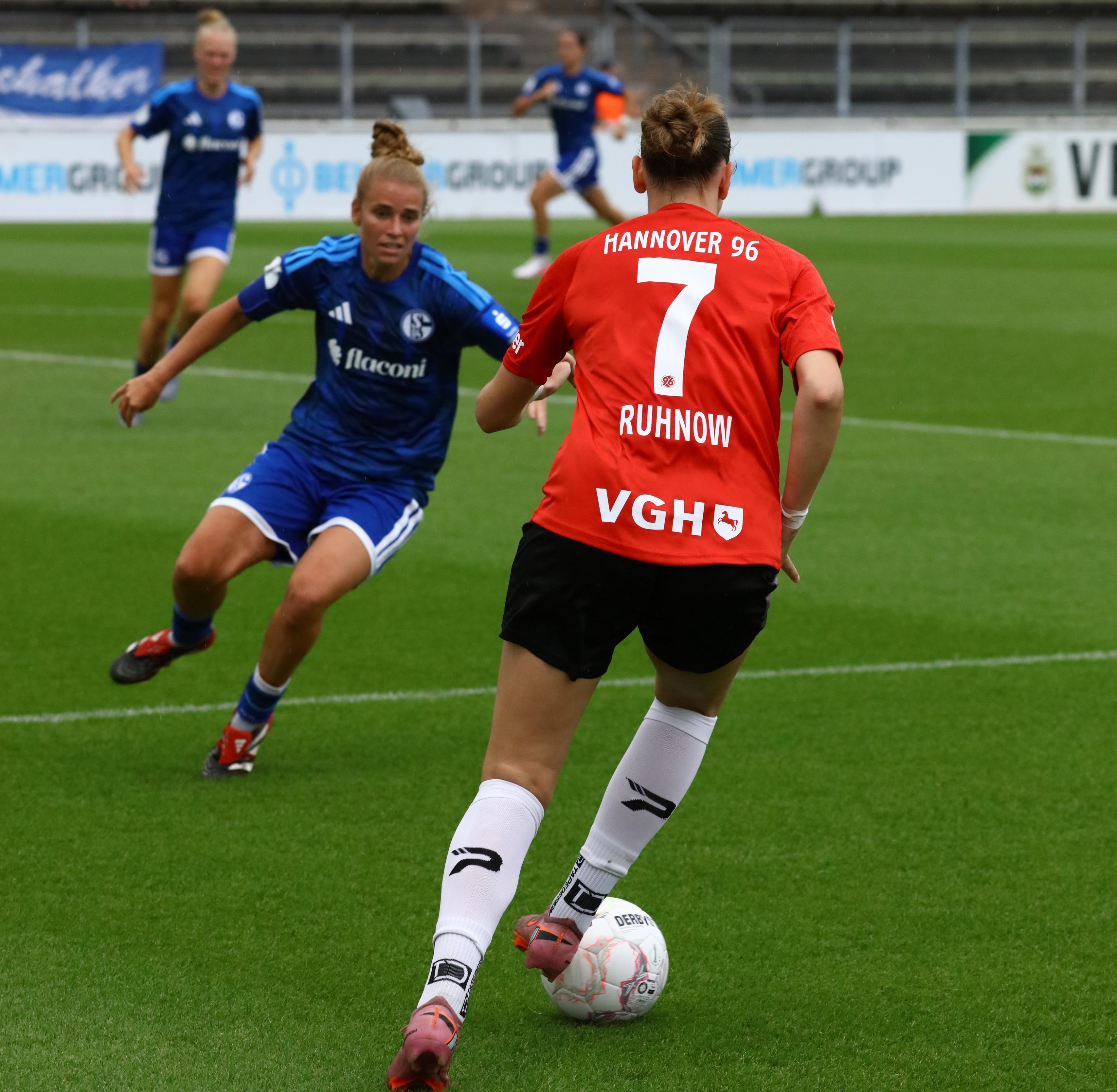 Eine Frau dribbelt mit dem Ball.