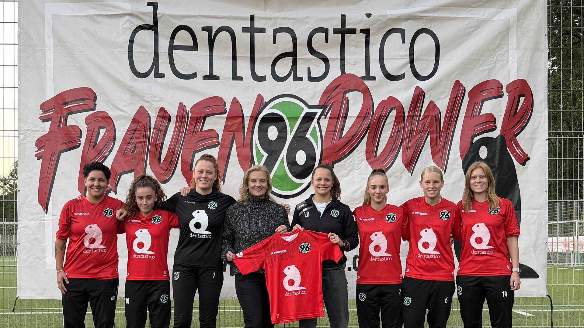 Fußball-Spielerinnen von Hannover 96 mit Michaela Prins von dentastico