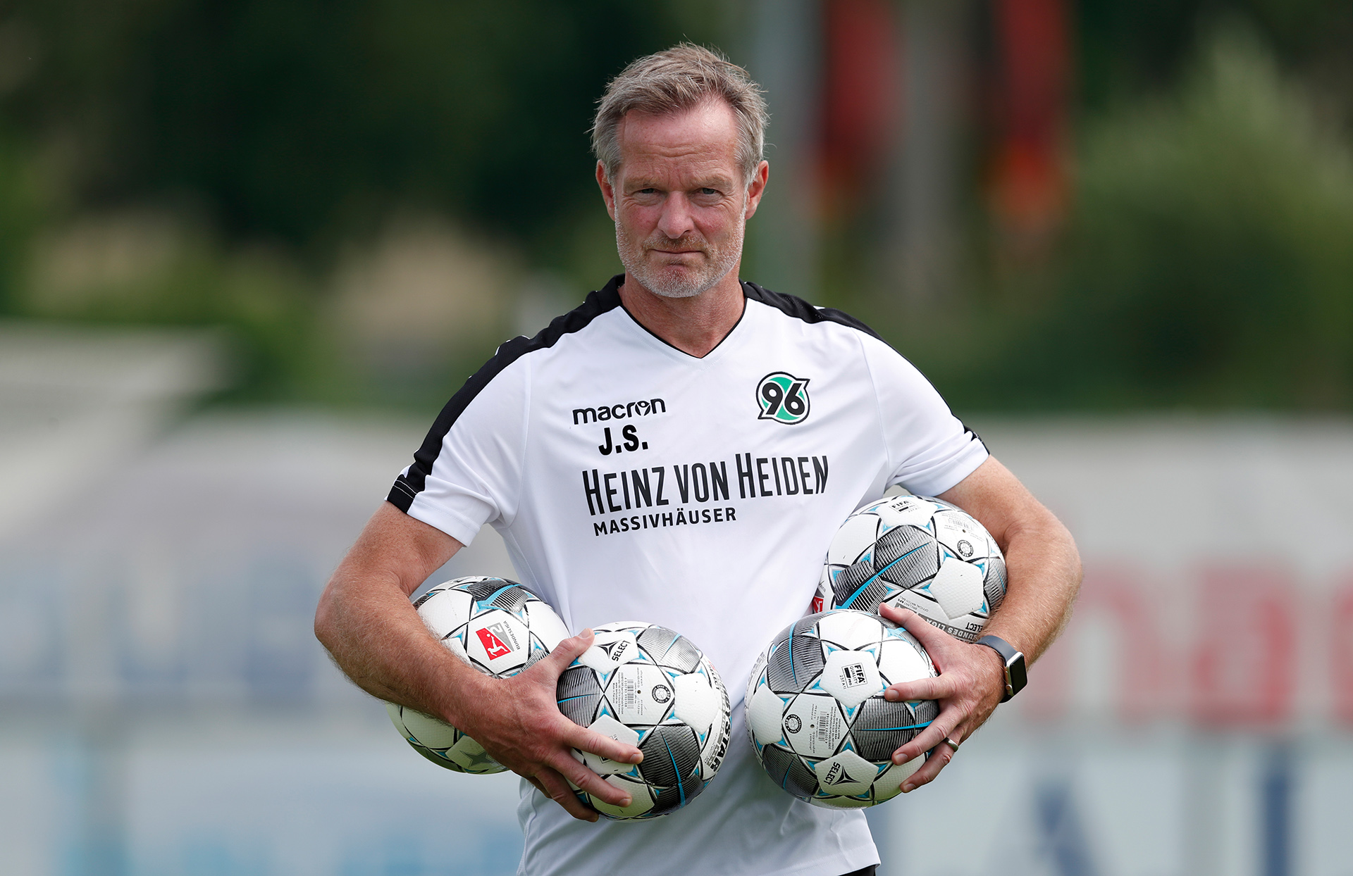 Jörg Sievers hält zwei Fußbälle vor seiner Brust.