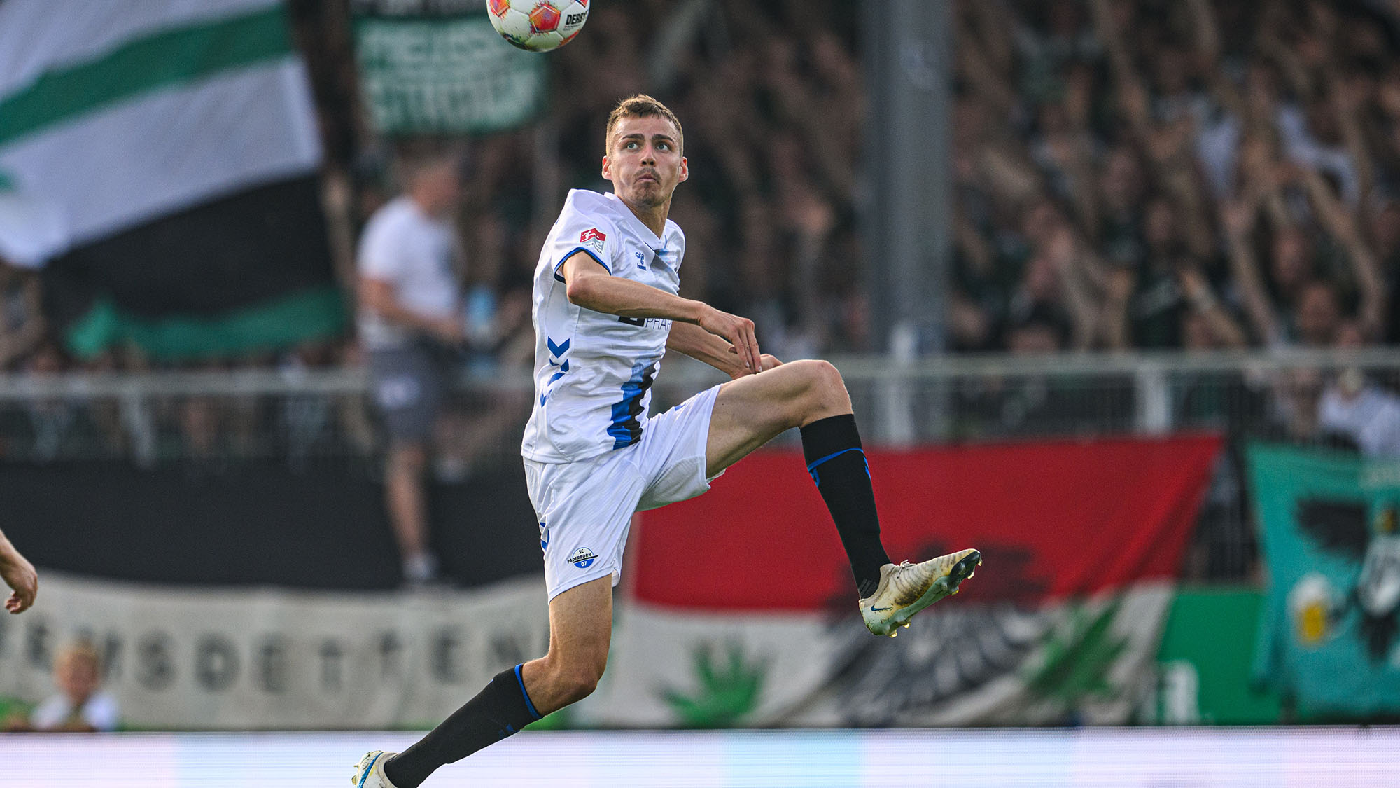 Filip Bilbija nimmt einen Ball in der Luft an.