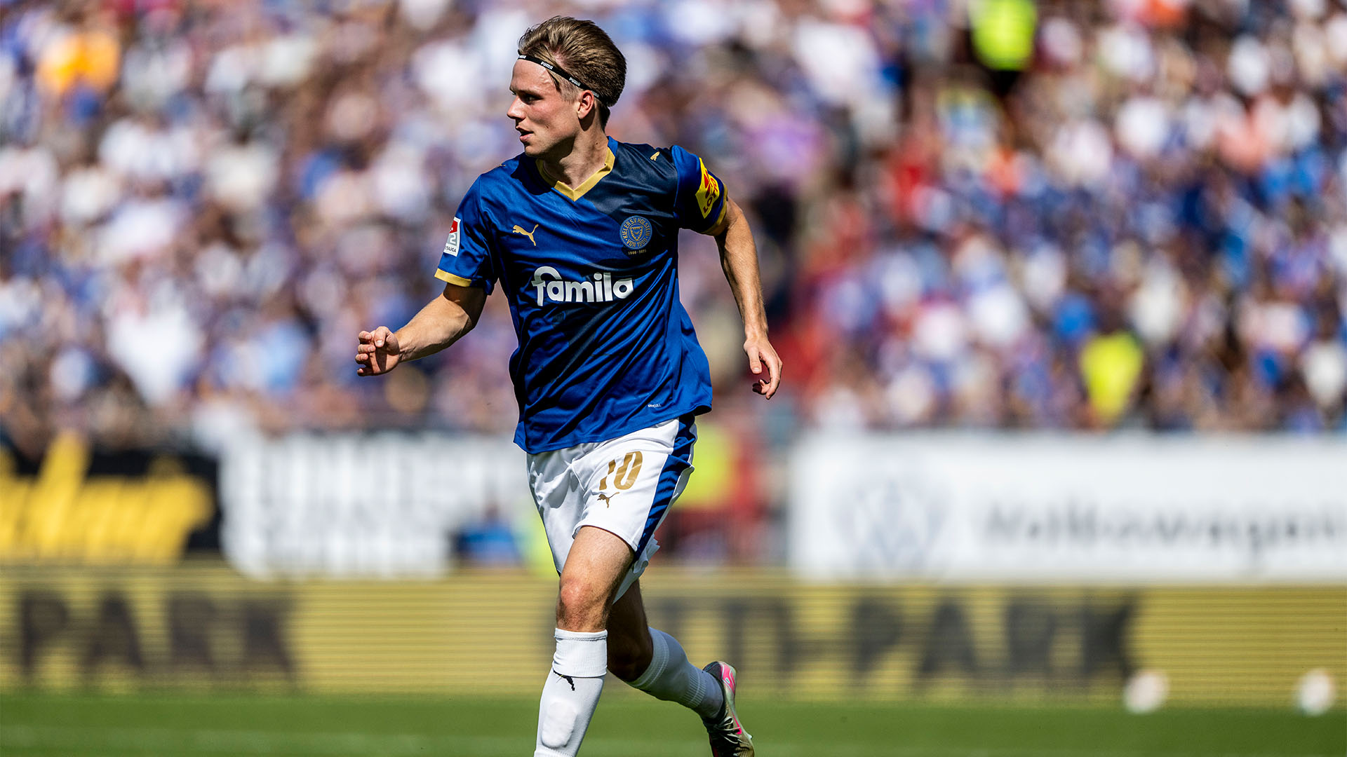 Jonas Therkelsen, der mit einem Ball am Fuß durchs Stadion läuft.