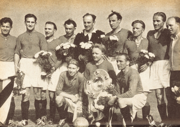 Die 96-Mannschaft posiert 1954 mit der Meisterschale.