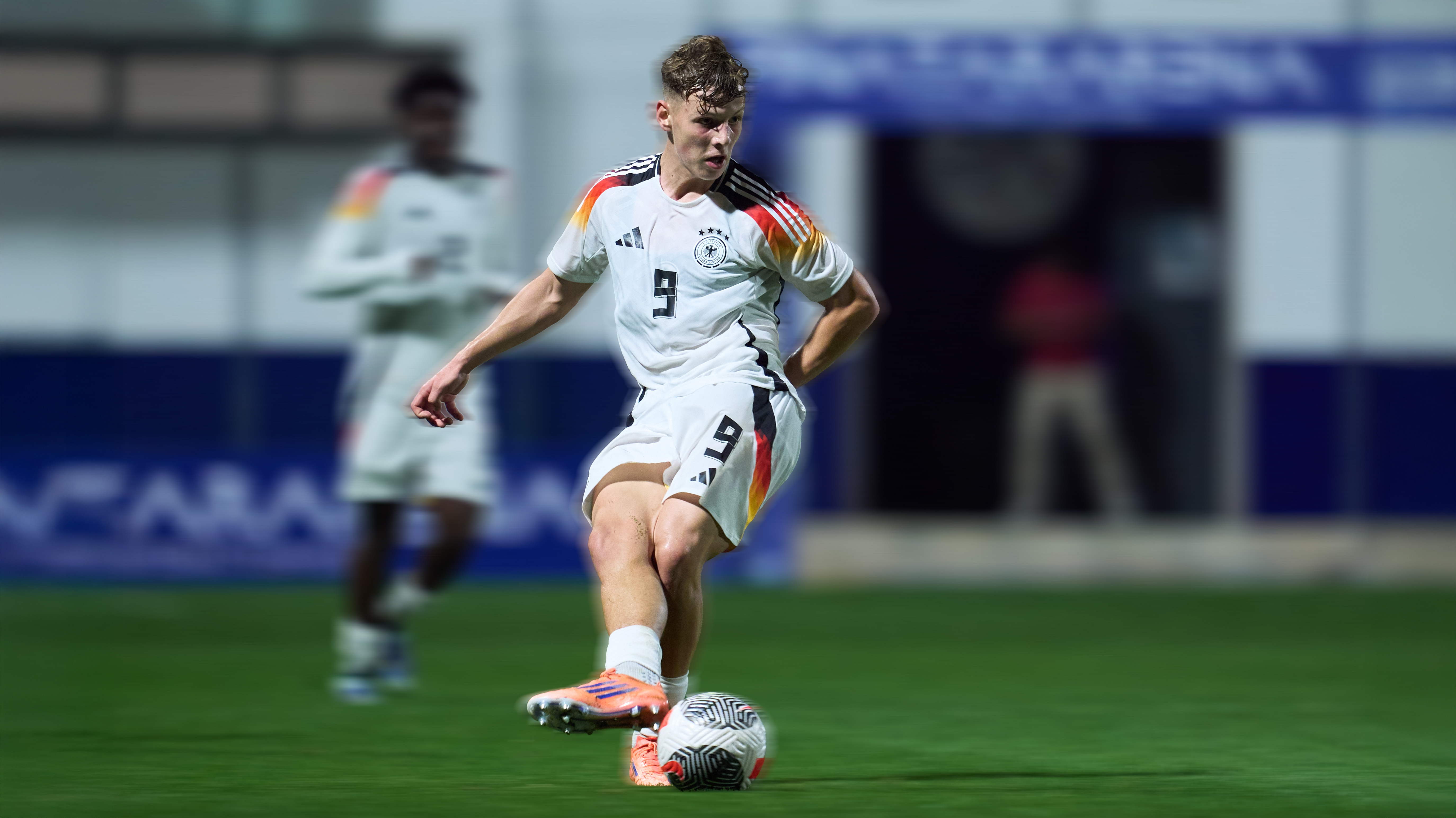 96-U19-Stürmer Robin Stolpe im DFB-Trikot.