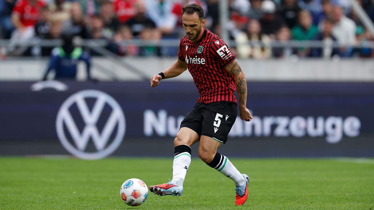 Virgil Ghita im Heimspiel gegen Kaiserslautern am Ball.