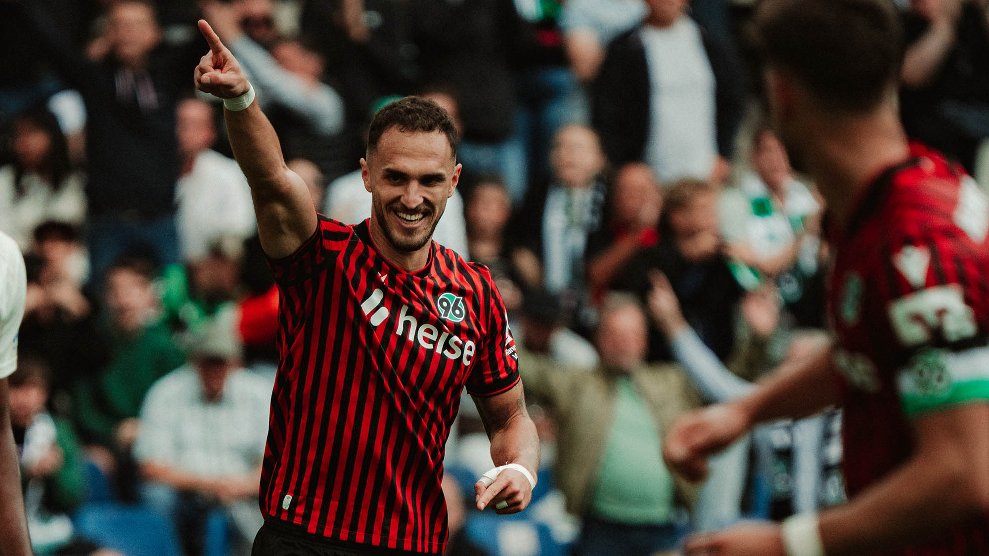 Virgil Ghita streckt in einem Heimspiel den linken Zeigefinger beim Jubeln in die Luft.