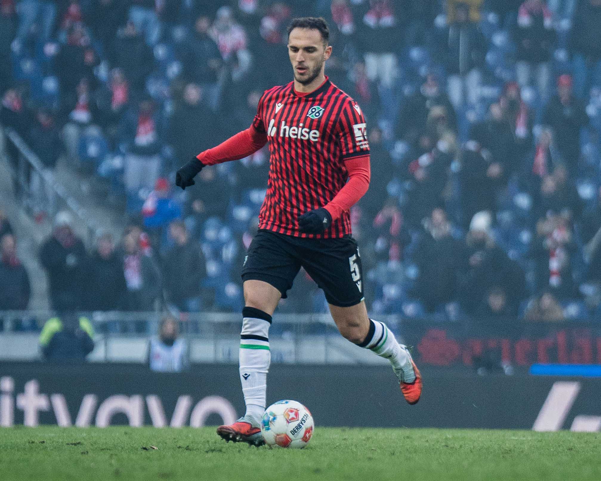 Virgil Ghita im Heimspiel mit Ball am Fuß.