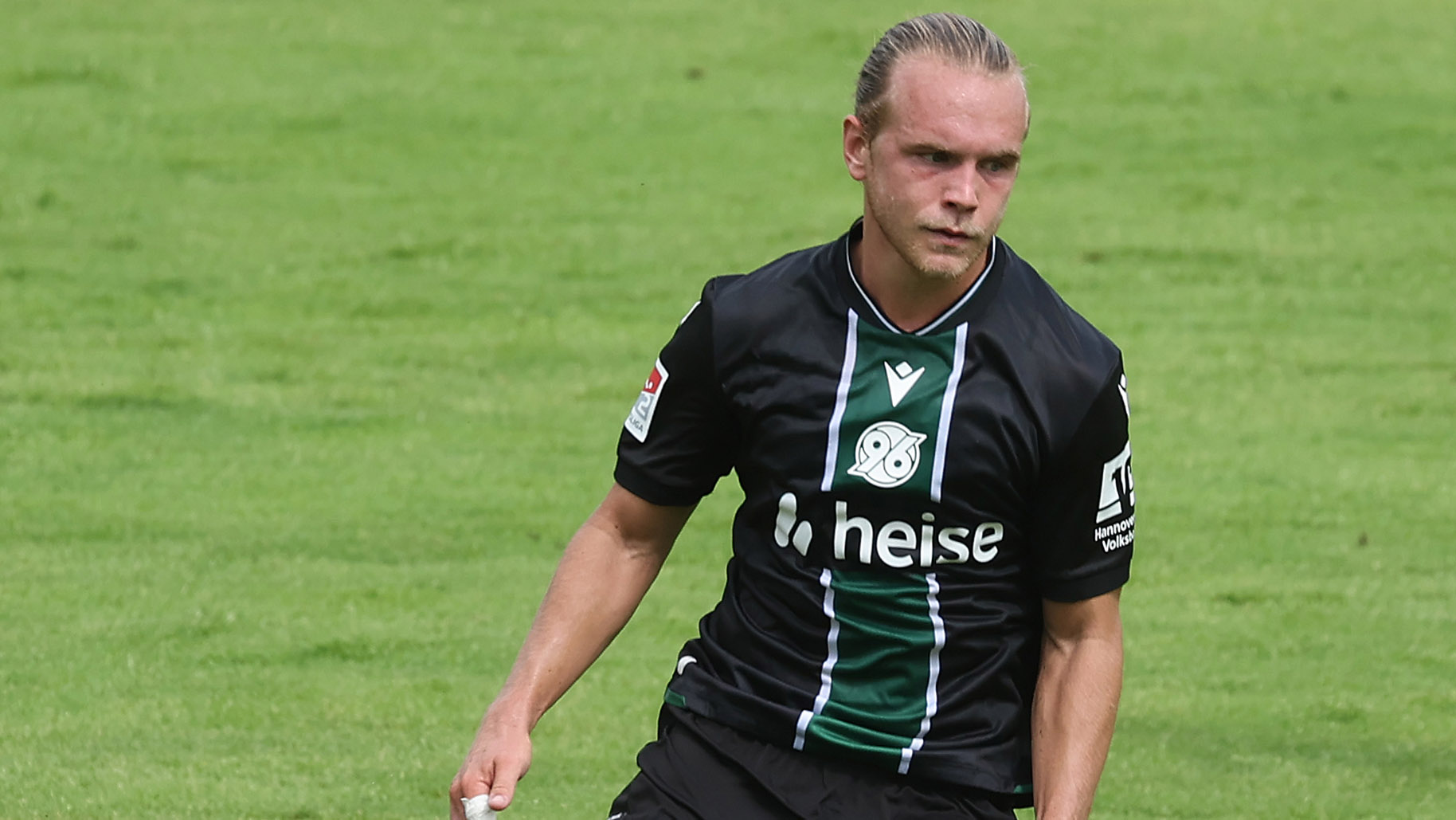 Lars Gindorf im Auswärtstrikot in Aktion am Ball.