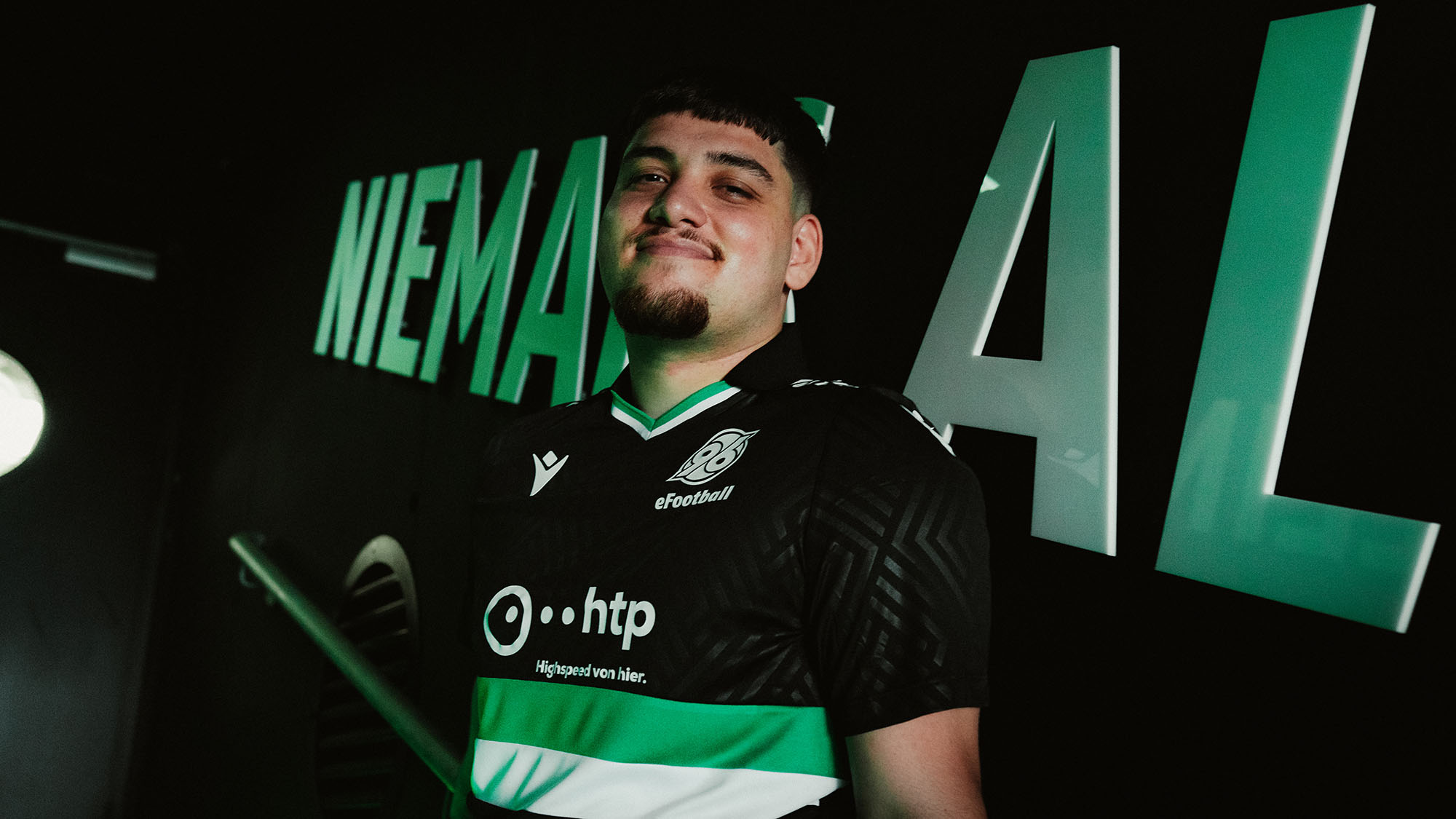 "Musti" posiert im Spielertunnel der Heinz von Heiden Arena.