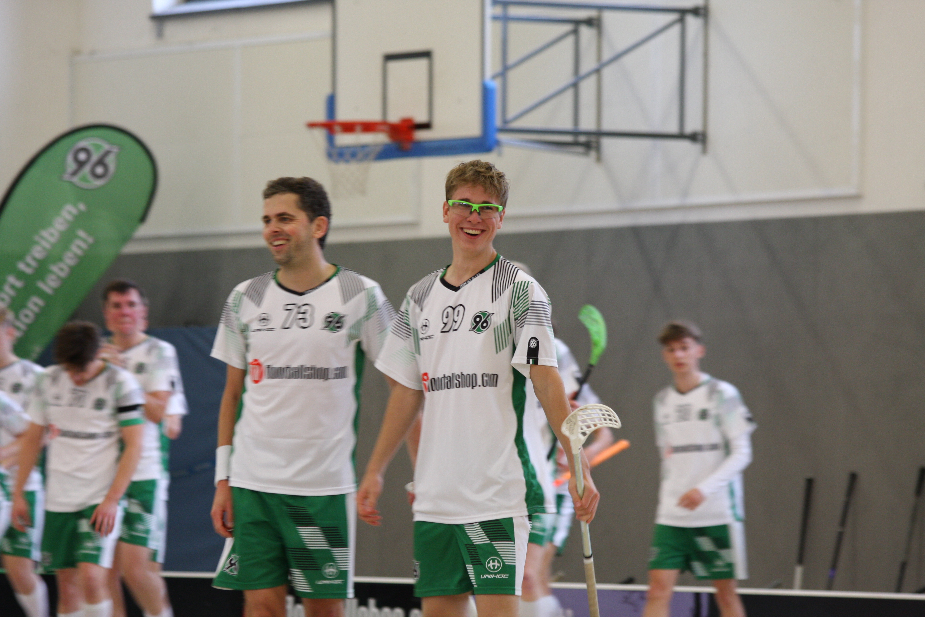 Freude über die Tore, zwei Spieler freuen sich