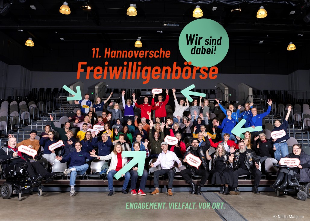 Gruppenfoto von Freiwilligen in einer Halle.