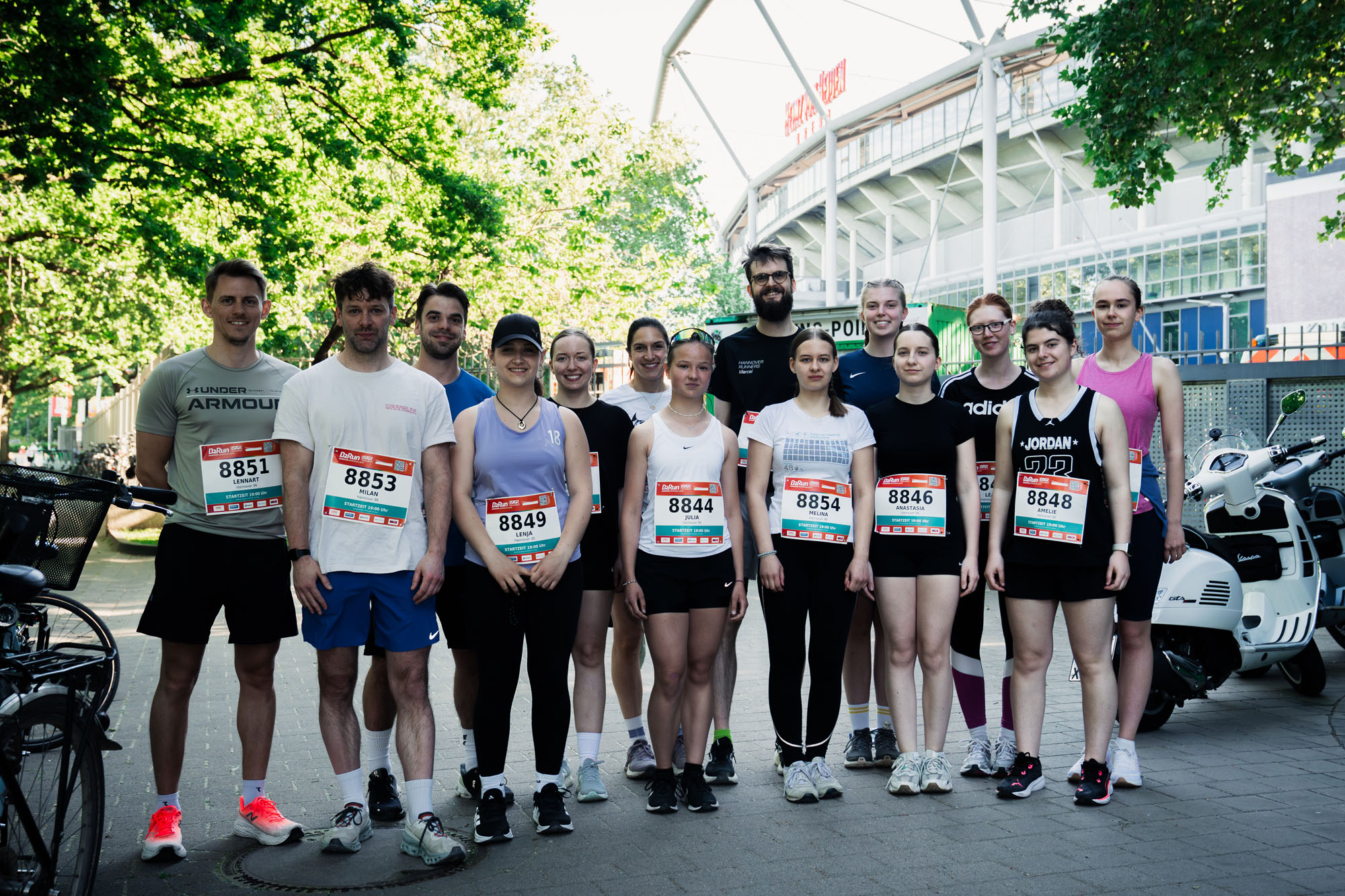 Gruppenbild einer Laufgruppe mit der Heinz von Heiden Arena im Hintergrund.