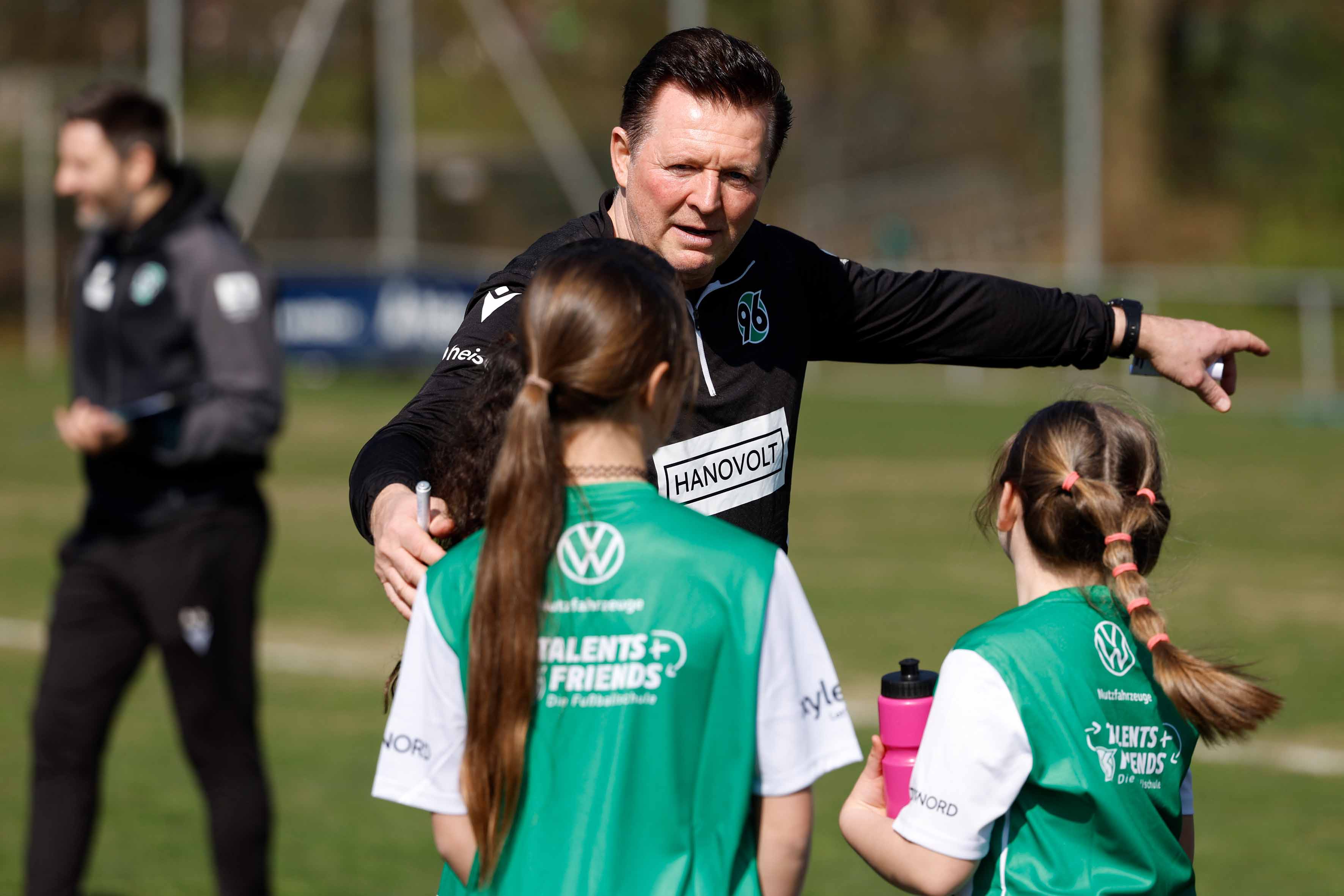 Christian Titz leitet die Kinder an.